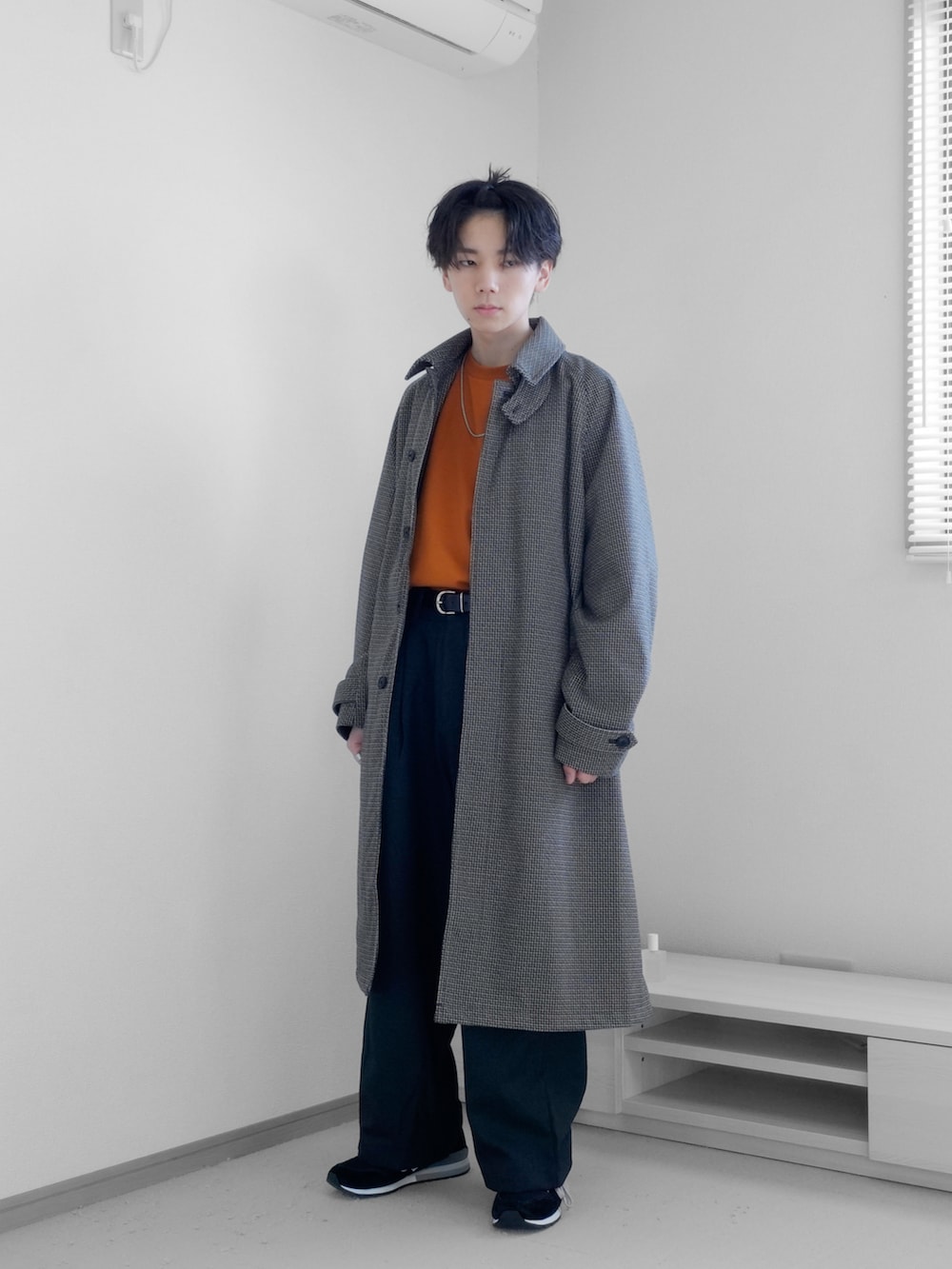 「重ね着ベストシーズン、差し色コーデ、オレンジ、WEARyouthコーデ、remer、remerコーデ、コート、ワイドパンツ、ハロウィン、厚底シューズ、アウター、メンズコーデ、秋コーデ、レイヤードスタイル、シンプルコーデ」｜「remerのloose UNKNOWN out tuck wide PT / ルーズアンノウンアウトタックワイドパンツ（その他パンツ、ブラック系）」を使った、みなりん(Minari)さん（骨格ナチュラル・メンズ・171cm）の秋コーディネートの4枚目の写真