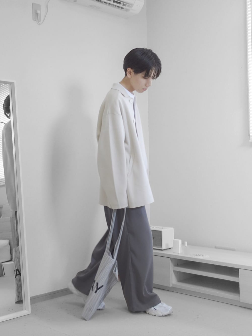 「秋服まるっと大公開、秋コーデ、大人コーデ、シンプルコーデ、ゆるコーデ、メンズファッション、ニットジャケット、ジャケット、淡色コーデ、ビッグシルエット、オーバーサイズ、グレー、お出かけコーデ、remer、remerコーデ」｜「remerのloose UNKNOWN out tuck wide PT / ルーズアンノウンアウトタックワイドパンツ（その他パンツ、グレー系）」を使った、みなりん(Minari)さん（骨格ナチュラル・メンズ・171cm）の秋コーディネートの3枚目の写真