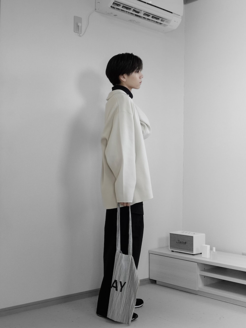 「秋服まるっと大公開、お出かけコーデ、厚底シューズ、ハロウィン、ジャケット、ニットジャケット、カーゴパンツ、タートルネック、きれいめカジュアル、シンプルコーデ、remer、remerコーデ、ブラックコーデ、秋コーデ、デート」｜「remerのloose basic turtle neck Tee / ルーズベーシックタートルネックTee（Tシャツ/カットソー、ブラック系）」を使った、みなりん(Minari)さん（骨格ナチュラル・メンズ・171cm）の秋コーディネートの3枚目の写真