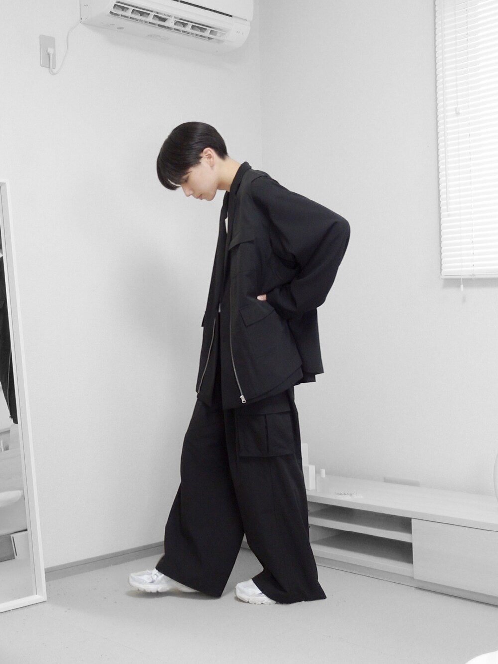 「秋服まるっと大公開、ストリート、ブラック、ジャケット、秋コーデ、厚底シューズ、レイヤードスタイル、レイヤード、ベスト、ハロウィン、remer、remerコーデ、モード、シンプルコーデ、キレイめ」｜「remerのloose military zip over vest / ルーズミリタリージップオーバーベスト（ベスト、ブラック系）」を使った、みなりん(Minari)さん（骨格ナチュラル・メンズ・171cm）の秋コーディネートの4枚目の写真