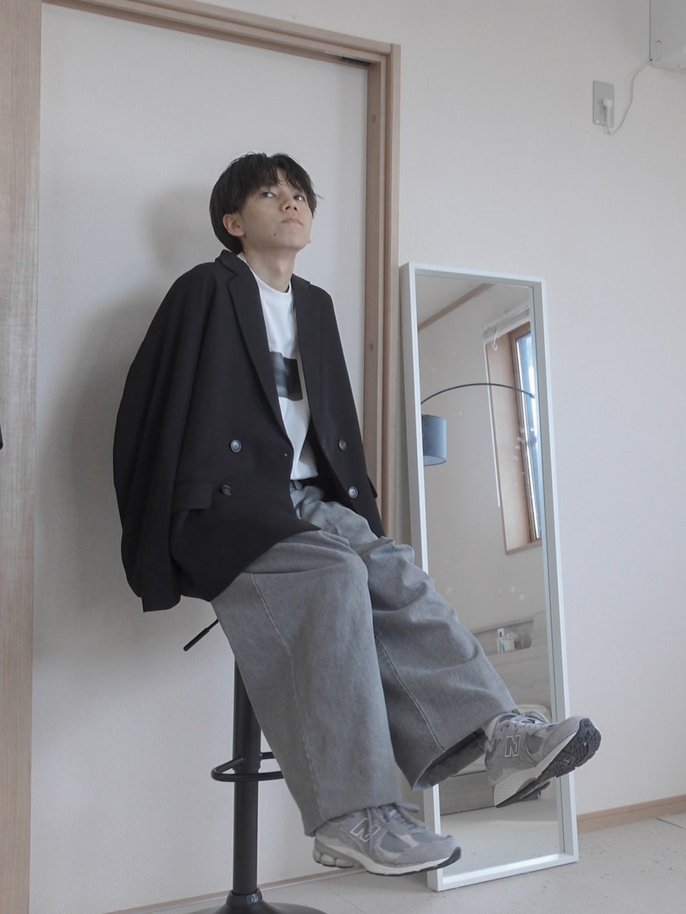 「アツいコーデ全部見せ、おしゃれさんと繋がりたい、カジュアル、remer、remerコーデ、秋コーデ、秋先取りコーデ、きれいめカジュアル、セットアップ、デニム、ワイドデニム、グラフィックＴ、白Tシャツ、ジャケット、秋服準備はじめました」｜「remerのloose stylish double tuck wide denim PT / ルーズスタイリッシュダブルタックワイドデニム（デニムパンツ、ベージュ系）」を使った、みなりん(Minari)さん（骨格ナチュラル・メンズ・171cm）の夏コーディネートの5枚目の写真