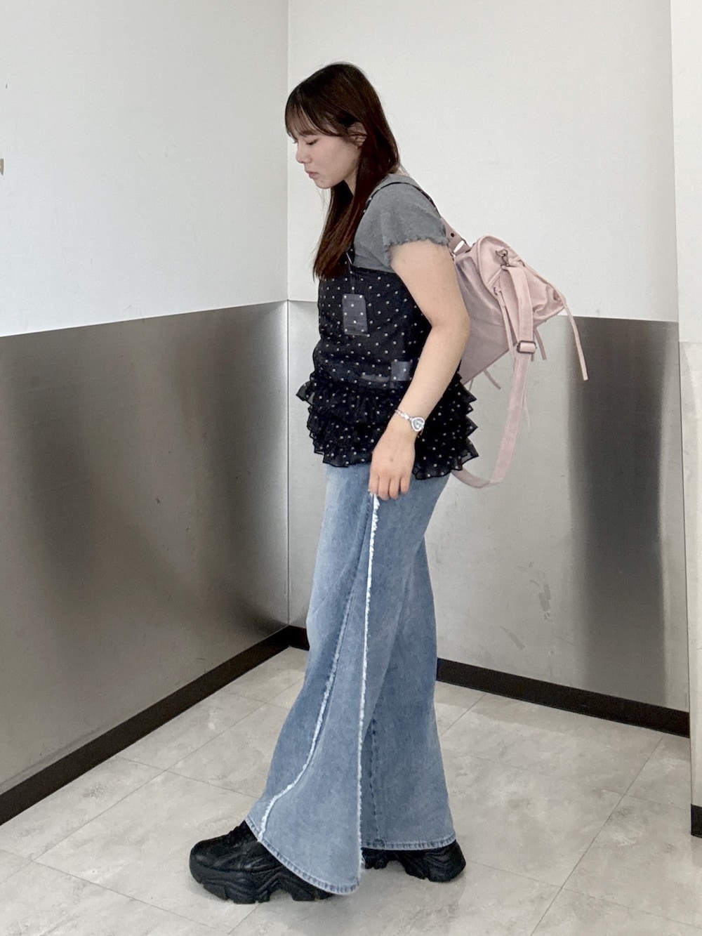 ブルー系のデニムパンツ、グレー系のTシャツ/カットソー、ブラック系のチュニックを着用したレディースの夏コーディネートの2枚目の写真