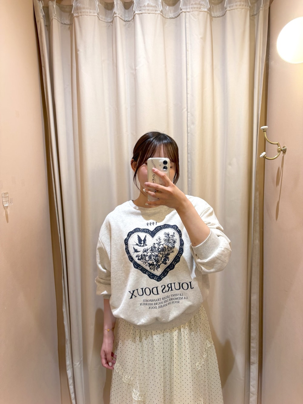 ホワイト系のワンピースを着用したレディースの春コーディネートの3枚目の写真