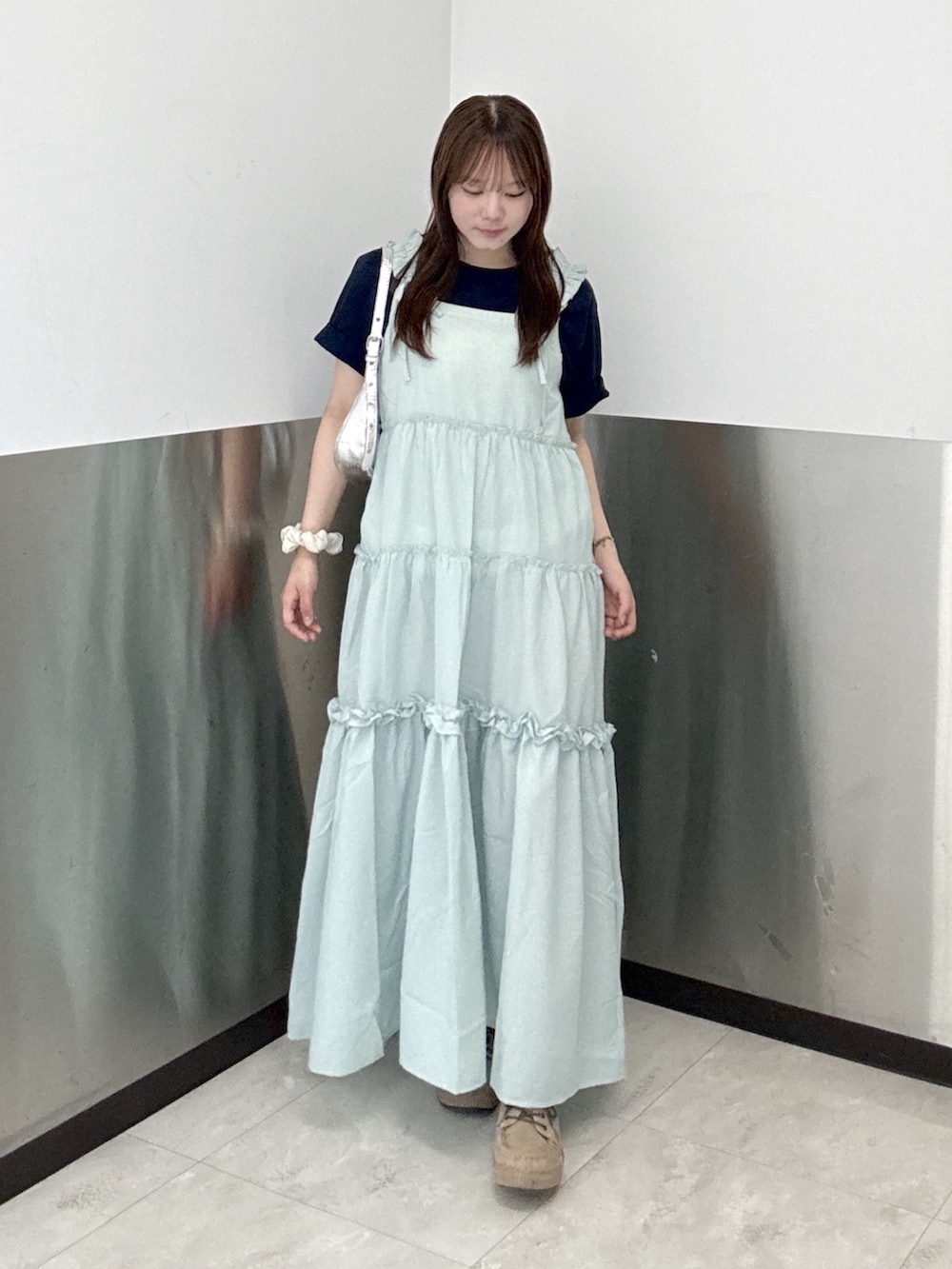 イエロー系のワンピース、ブルー系のTシャツ/カットソー、シルバー系のトートバッグを着用したレディースの夏コーディネートの4枚目の写真