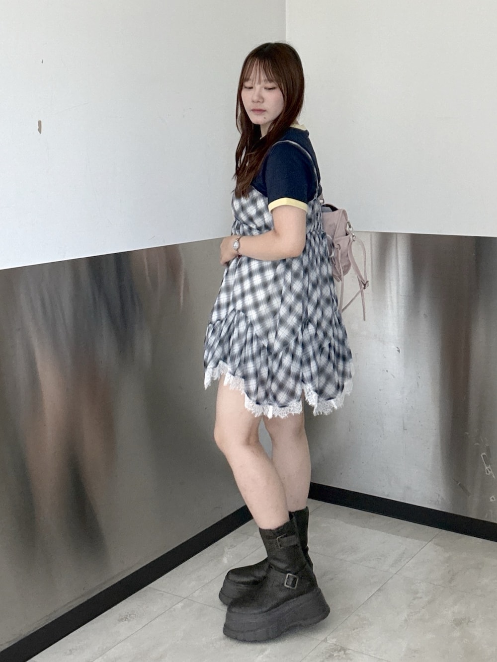 ブルー系のTシャツ/カットソー、ピンク系のボストンバッグ、ブラック系のシャツ/ブラウスを着用したレディースの夏コーディネートの2枚目の写真