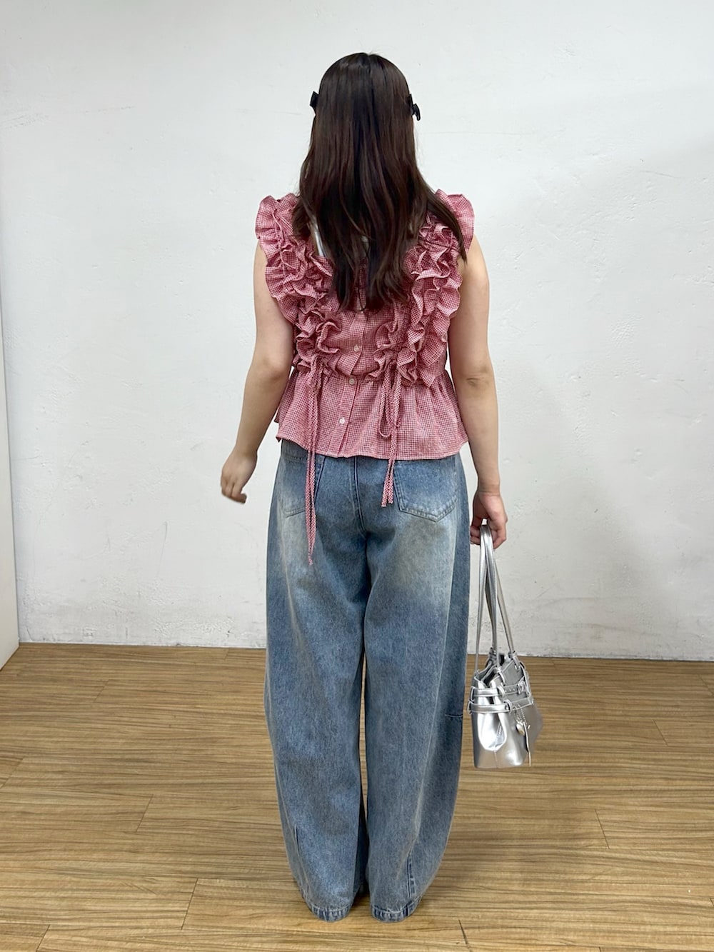 ブルー系のデニムパンツ、レッド系のシャツ/ブラウスを着用したレディースの春コーディネートの3枚目の写真