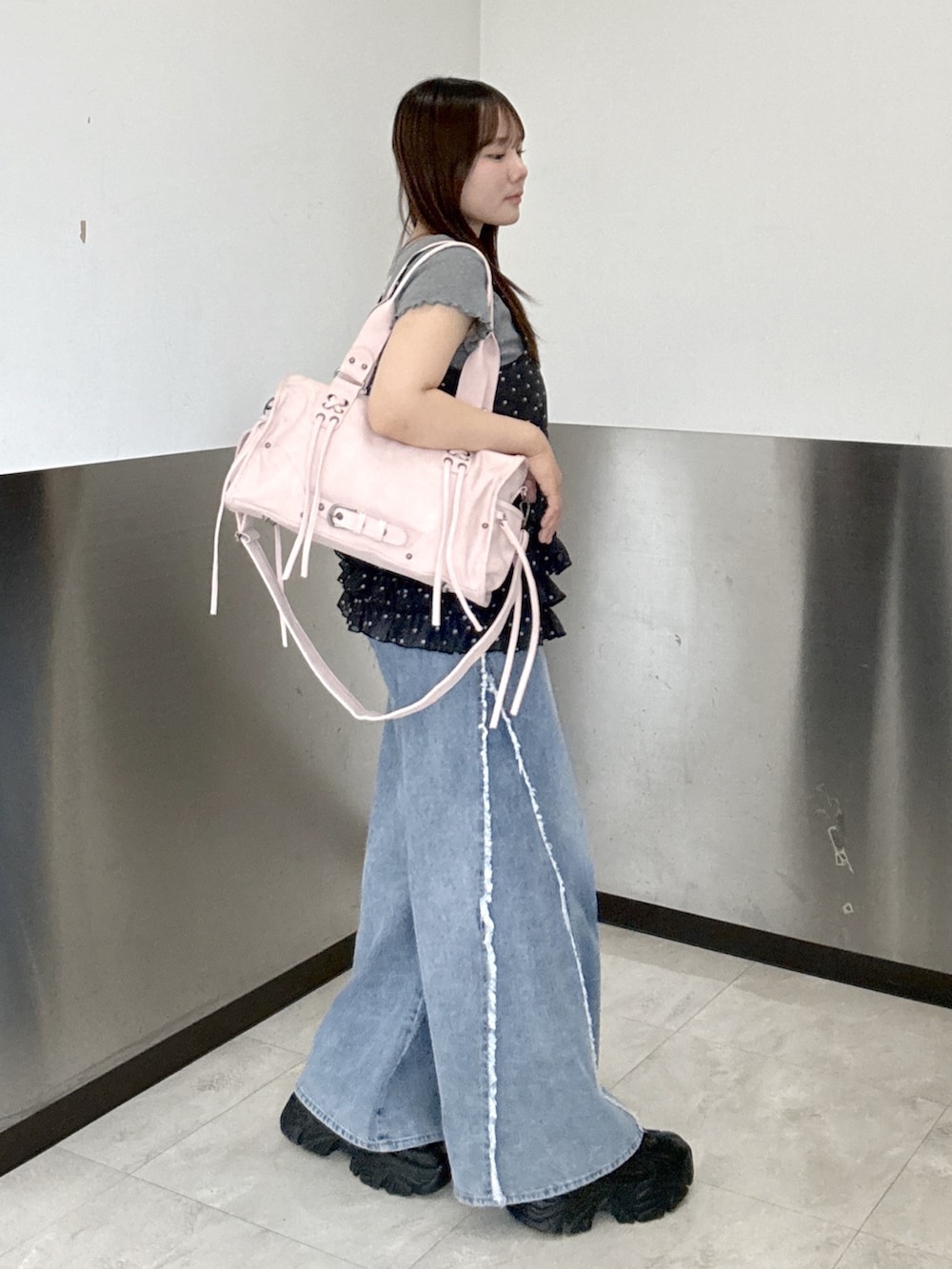 ブルー系のデニムパンツ、グレー系のTシャツ/カットソー、ブラック系のチュニックを着用したレディースの夏コーディネートの4枚目の写真