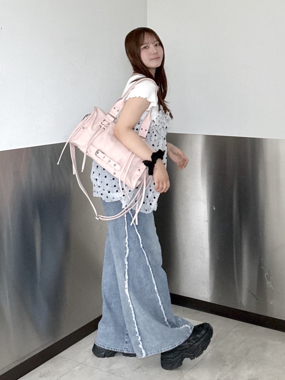ホワイト系のキャミソール、ブルー系のデニムパンツ、ホワイト系のTシャツ/カットソーを着用したレディースの夏コーディネートの3枚目の写真