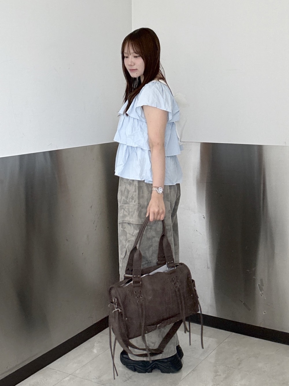 ブルー系のシャツ/ブラウス、グリーン系のその他パンツ、ブラウン系のボストンバッグを着用したレディースの夏コーディネートの3枚目の写真