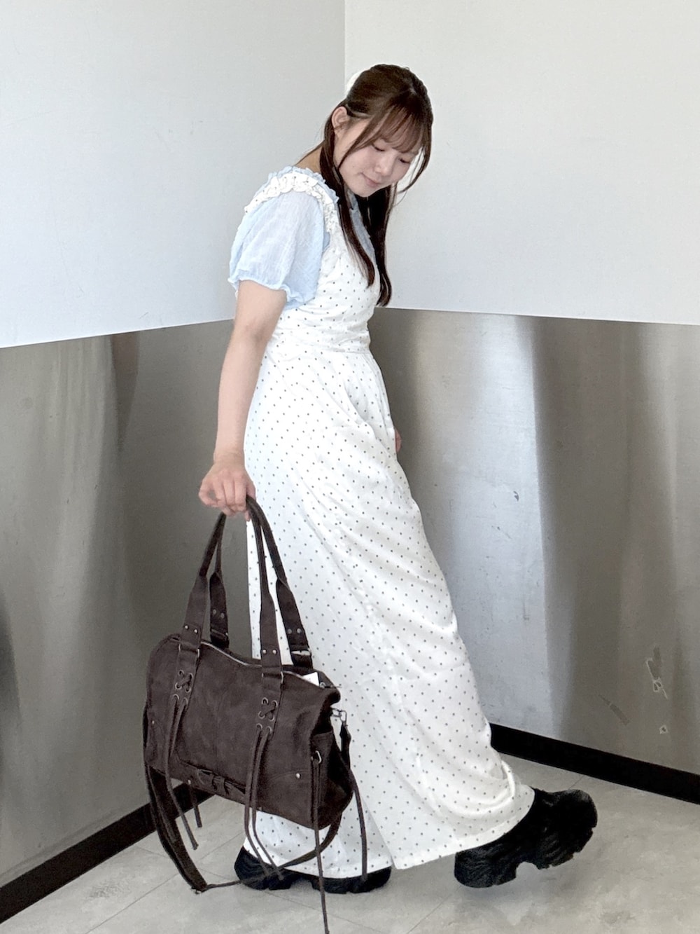 ホワイト系のサロペット/オーバーオール、ブルー系のシャツ/ブラウス、ブラック系のボストンバッグを着用したレディースの夏コーディネートの4枚目の写真