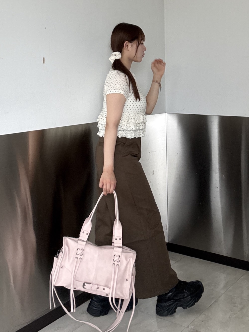 ホワイト系のTシャツ/カットソー、ブラウン系のその他パンツ、ピンク系のボストンバッグを着用したレディースの夏コーディネートの3枚目の写真