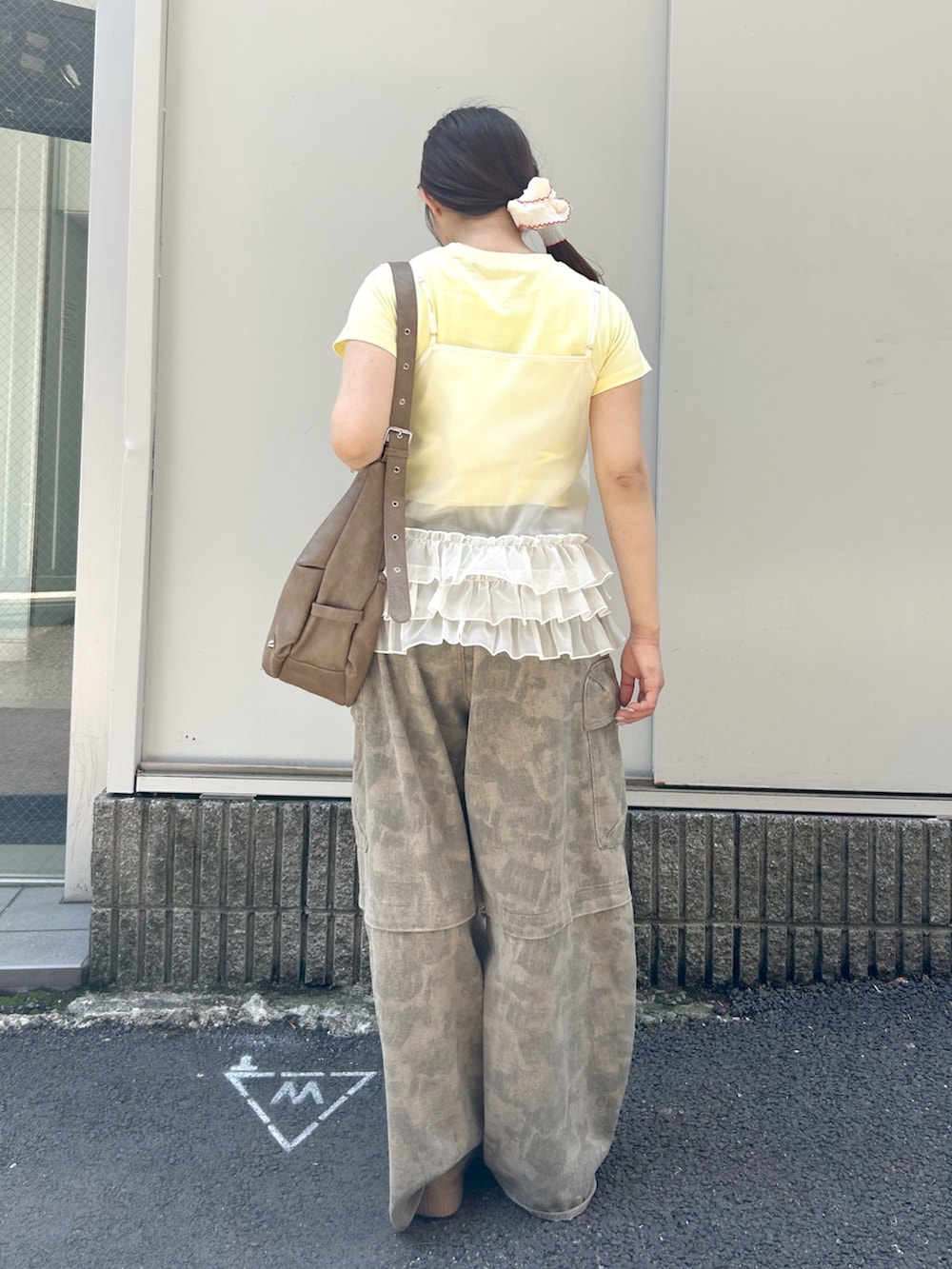 グリーン系のその他パンツ、ブラウン系のトートバッグを着用したレディースの春コーディネートの3枚目の写真
