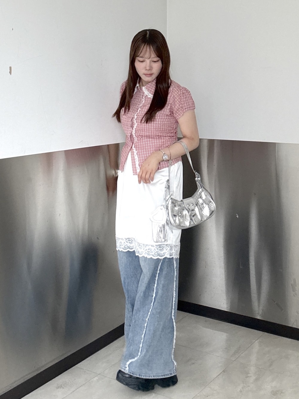 レッド系のシャツ/ブラウス、ホワイト系のスカート、ブルー系のデニムパンツを着用したレディースの夏コーディネートの2枚目の写真