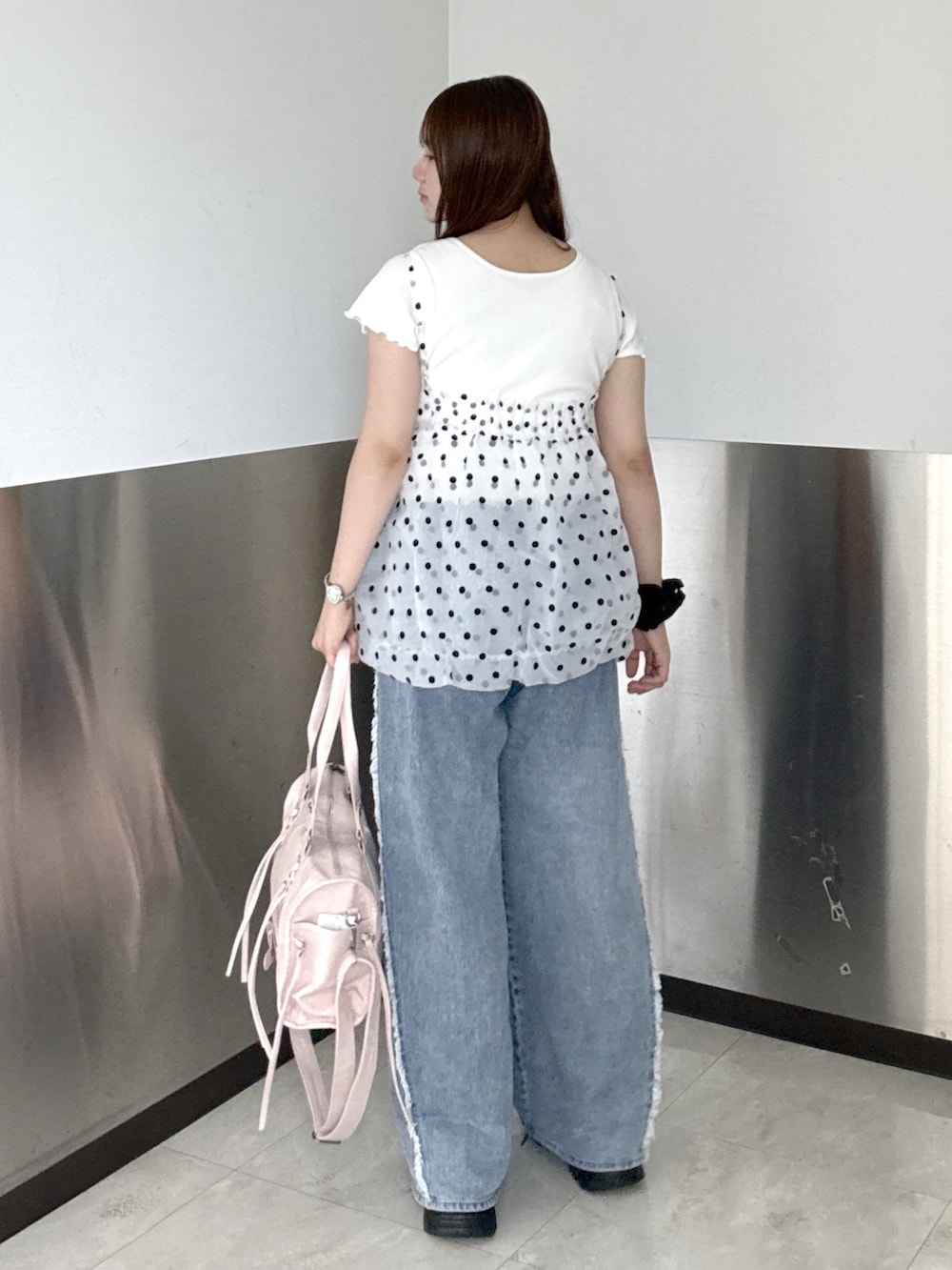 ホワイト系のキャミソール、ブルー系のデニムパンツ、ホワイト系のTシャツ/カットソーを着用したレディースの夏コーディネートの2枚目の写真