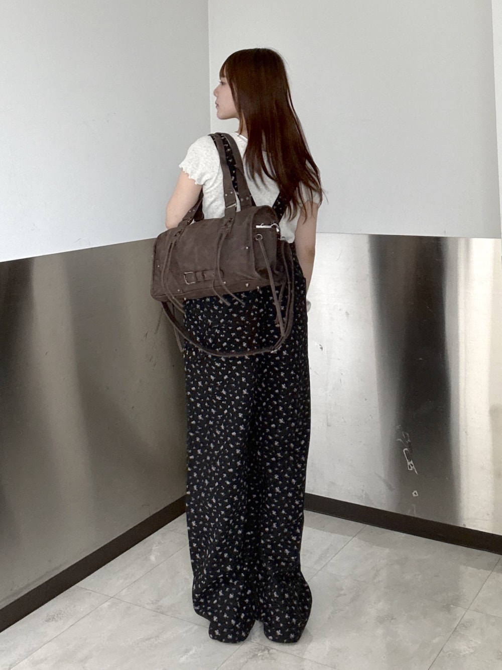 ブラック系のその他パンツ、ホワイト系のTシャツ/カットソー、ブラウン系のボストンバッグを着用したレディースの夏コーディネートの3枚目の写真