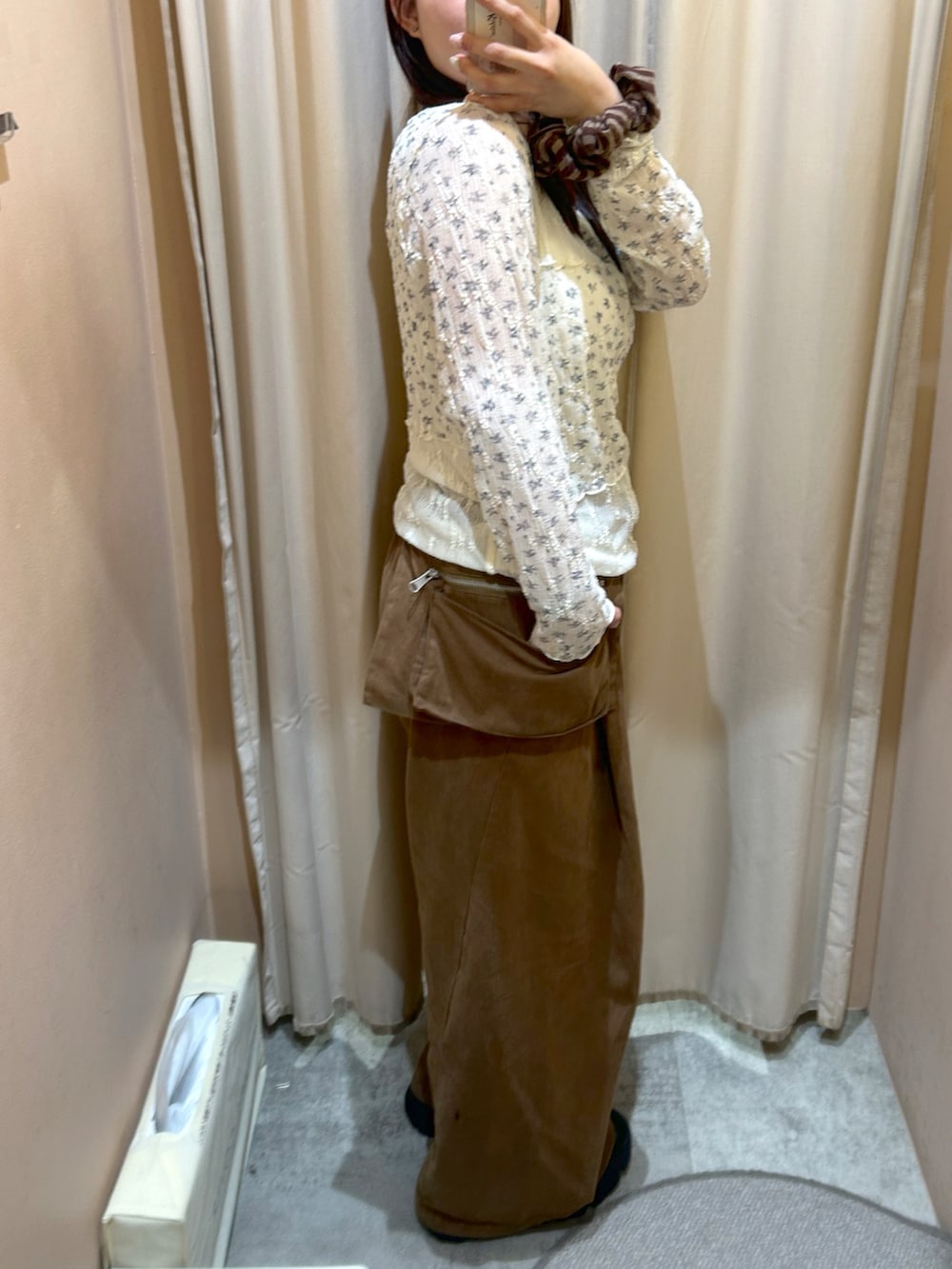 ホワイト系のTシャツ/カットソー、ブラウン系のその他パンツを着用したレディースの春コーディネートの2枚目の写真
