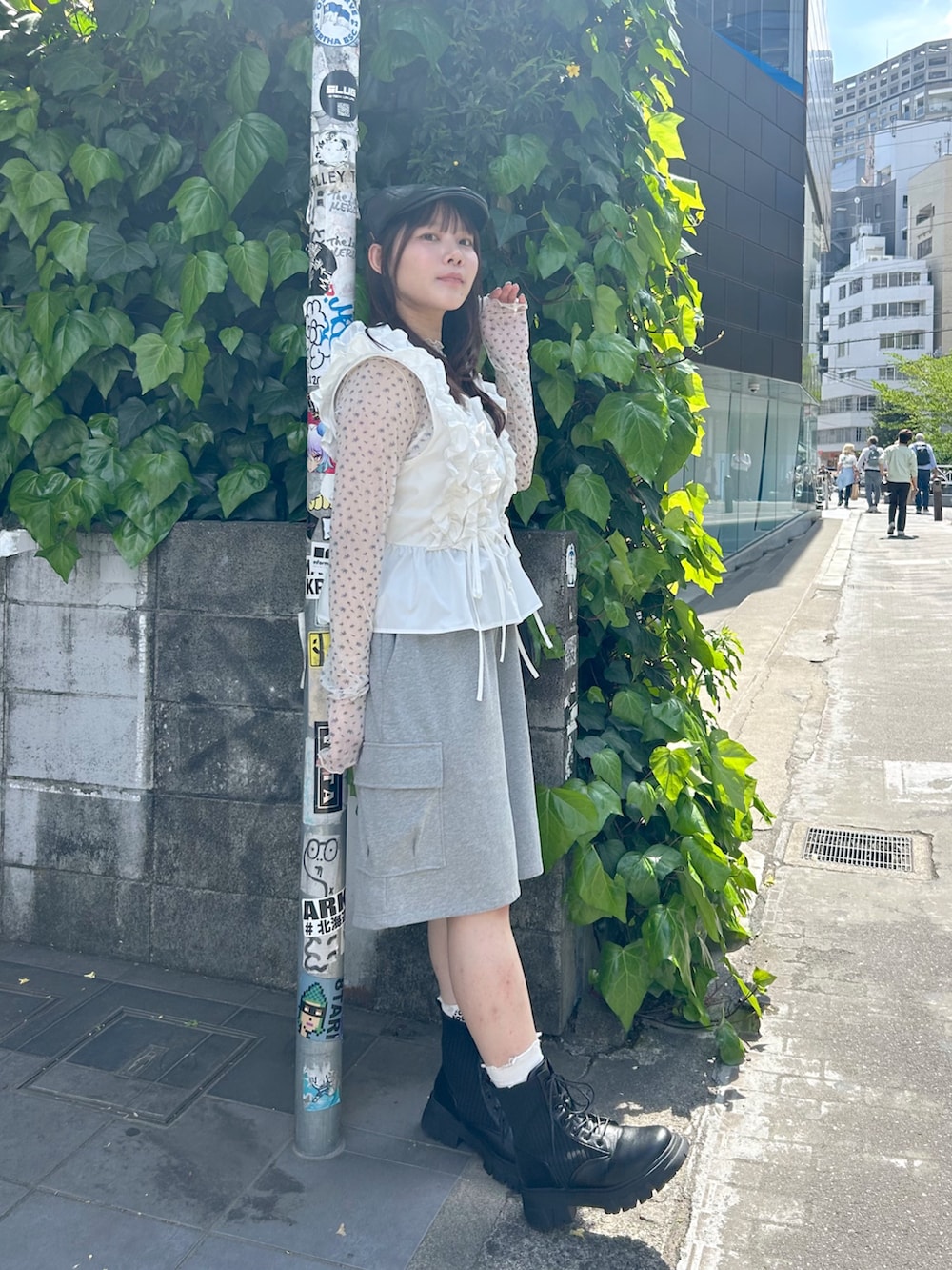 グレー系のその他パンツ、ホワイト系のシャツ/ブラウス、ブラック系のその他シューズを着用したレディースの春コーディネートの5枚目の写真