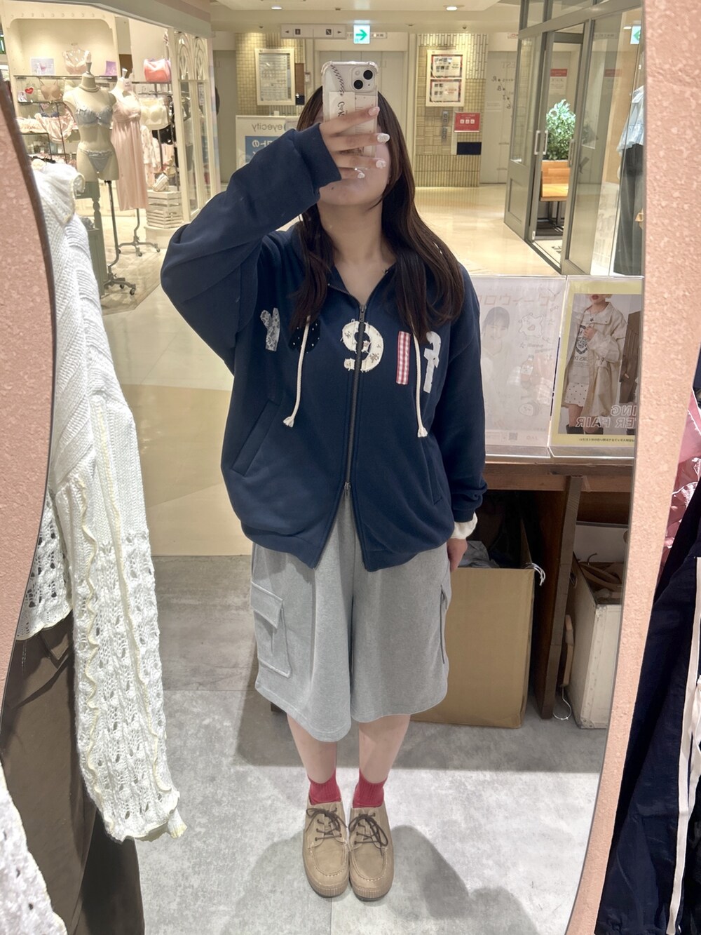 ブルー系のパーカー、グレー系のその他パンツを着用したレディースの春コーディネートの2枚目の写真
