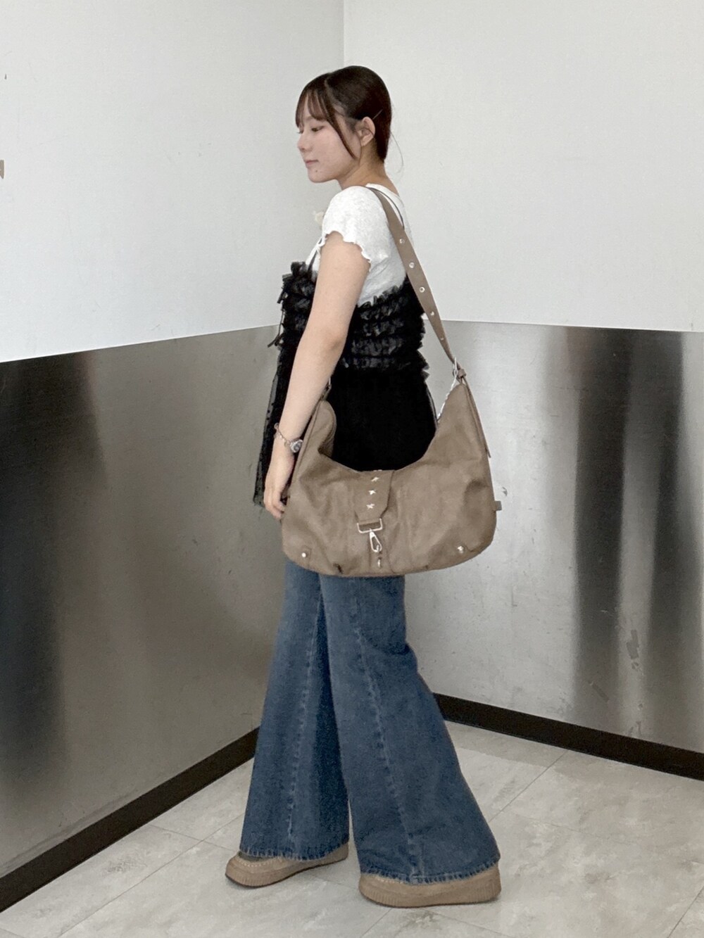 ブルー系のデニムパンツ、ホワイト系のTシャツ/カットソー、ブラウン系のトートバッグを着用したレディースの夏コーディネートの2枚目の写真