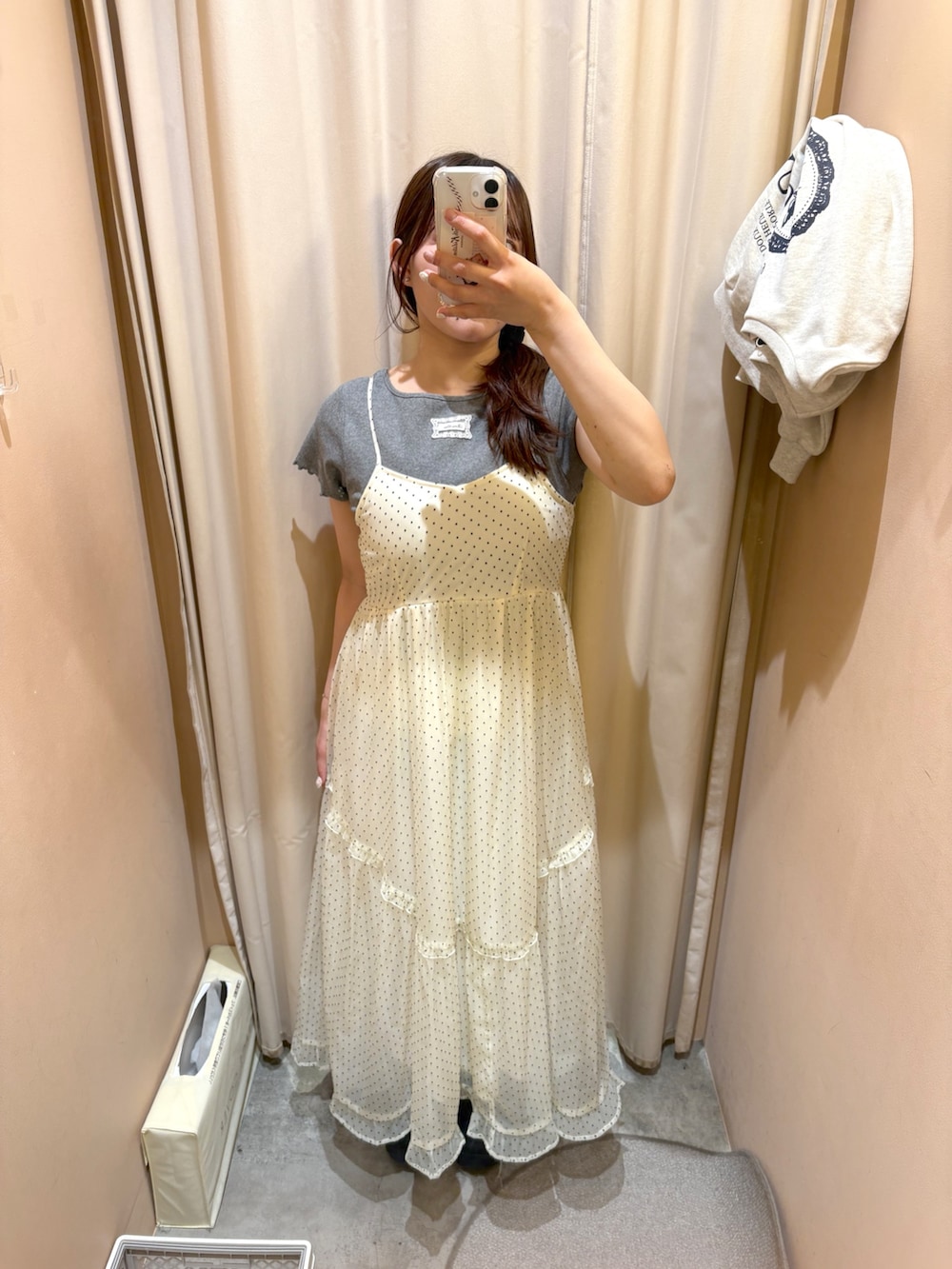 グレー系のTシャツ/カットソー、ホワイト系のワンピースを着用したレディースの春コーディネートの2枚目の写真