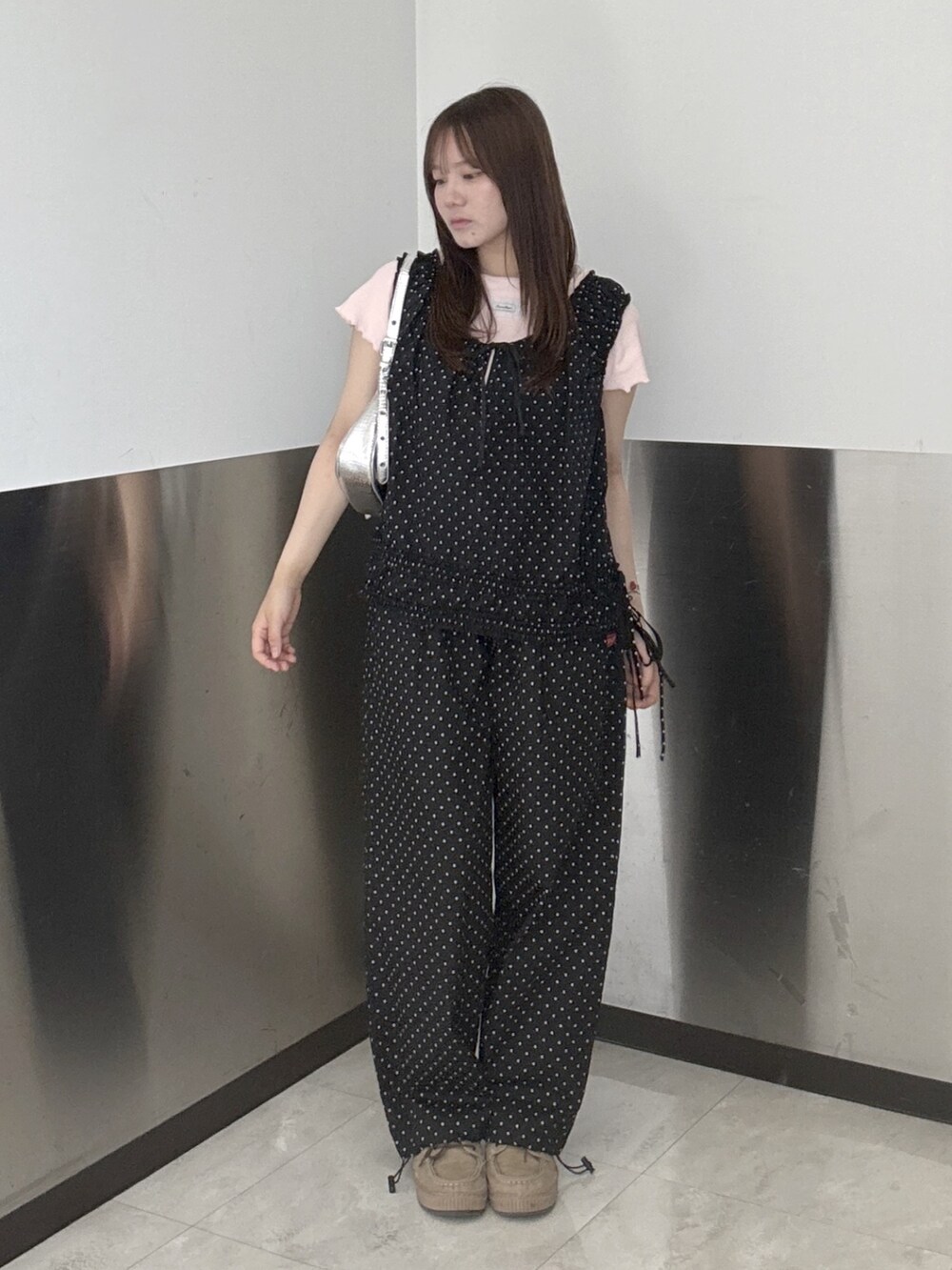 ピンク系のTシャツ/カットソー、ブラック系のシャツ/ブラウス、ブラック系のその他パンツを着用したレディースの夏コーディネートの2枚目の写真