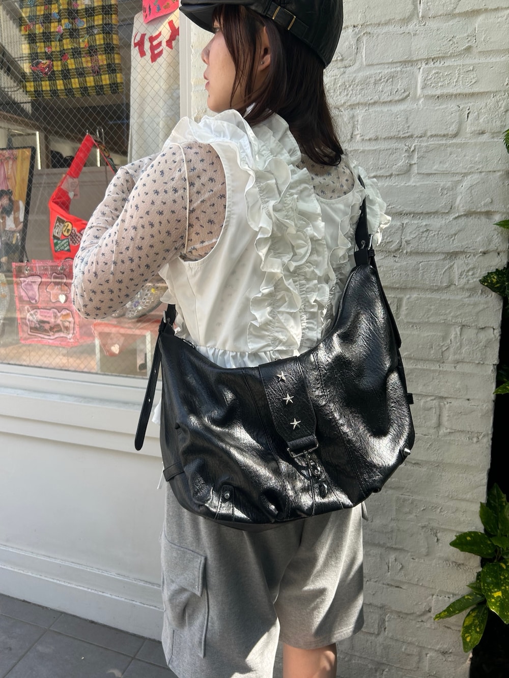 グレー系のその他パンツ、ホワイト系のシャツ/ブラウス、ブラック系のその他シューズを着用したレディースの春コーディネートの4枚目の写真