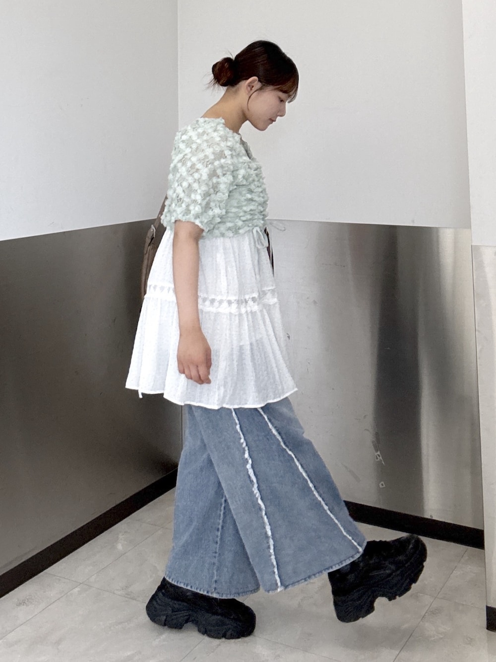 ホワイト系のワンピース、グリーン系のシャツ/ブラウス、ブルー系のデニムパンツを着用したレディースの夏コーディネートの3枚目の写真
