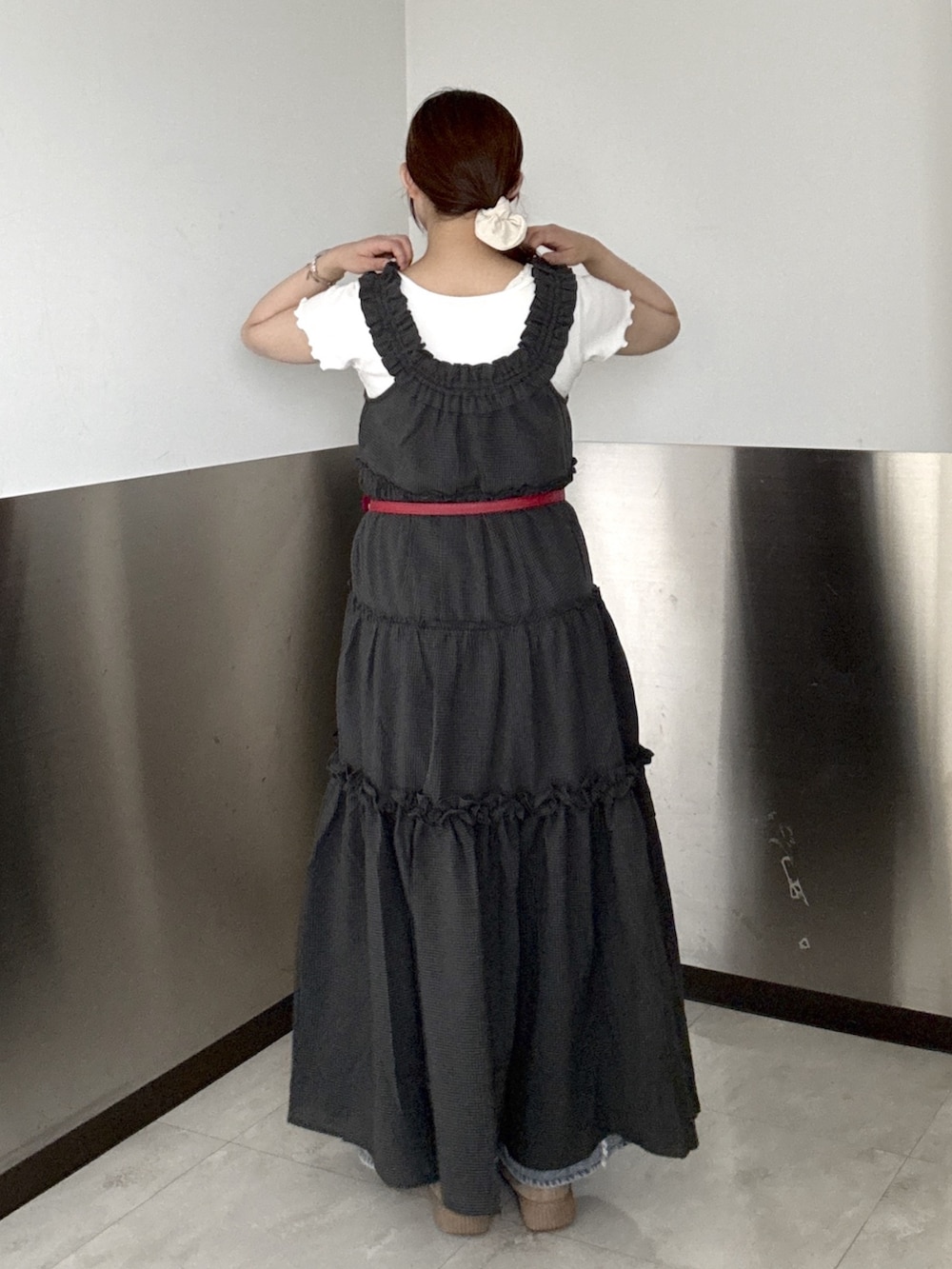 グレー系のワンピース、ホワイト系のTシャツ/カットソー、レッド系のベルトを着用したレディースの夏コーディネートの4枚目の写真