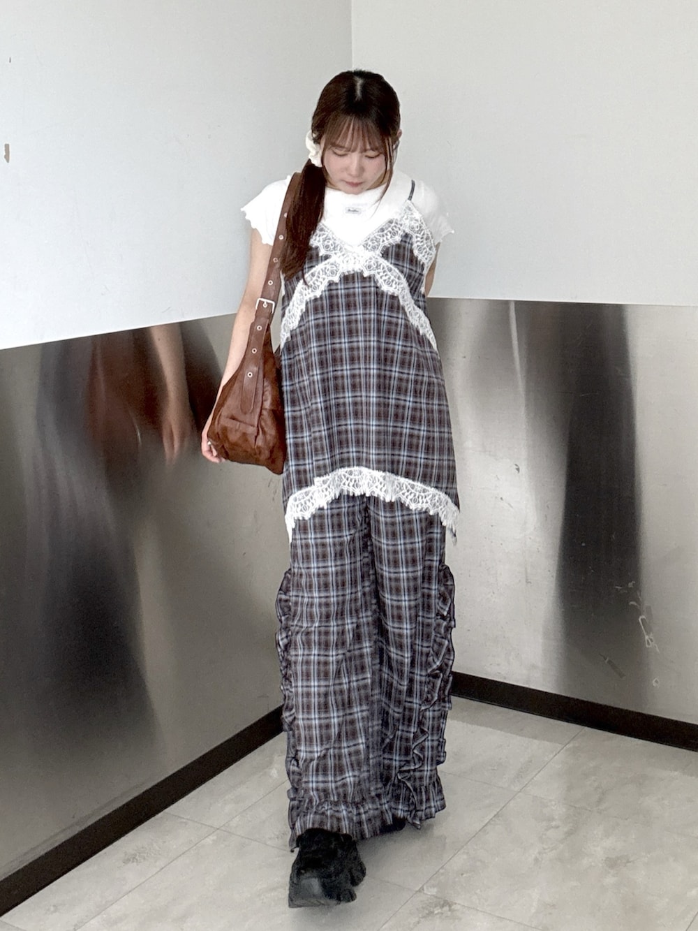 ブルー系のワンピース、ブルー系のその他パンツ、ブラウン系のトートバッグを着用したレディースの夏コーディネートの3枚目の写真