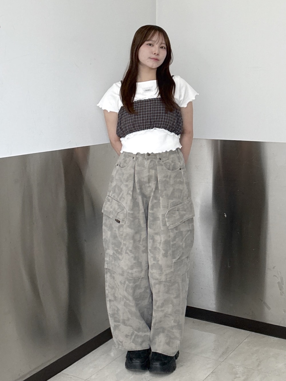 グリーン系のその他パンツ、ブルー系のキャミソール、ホワイト系のTシャツ/カットソーを着用したレディースの夏コーディネートの2枚目の写真