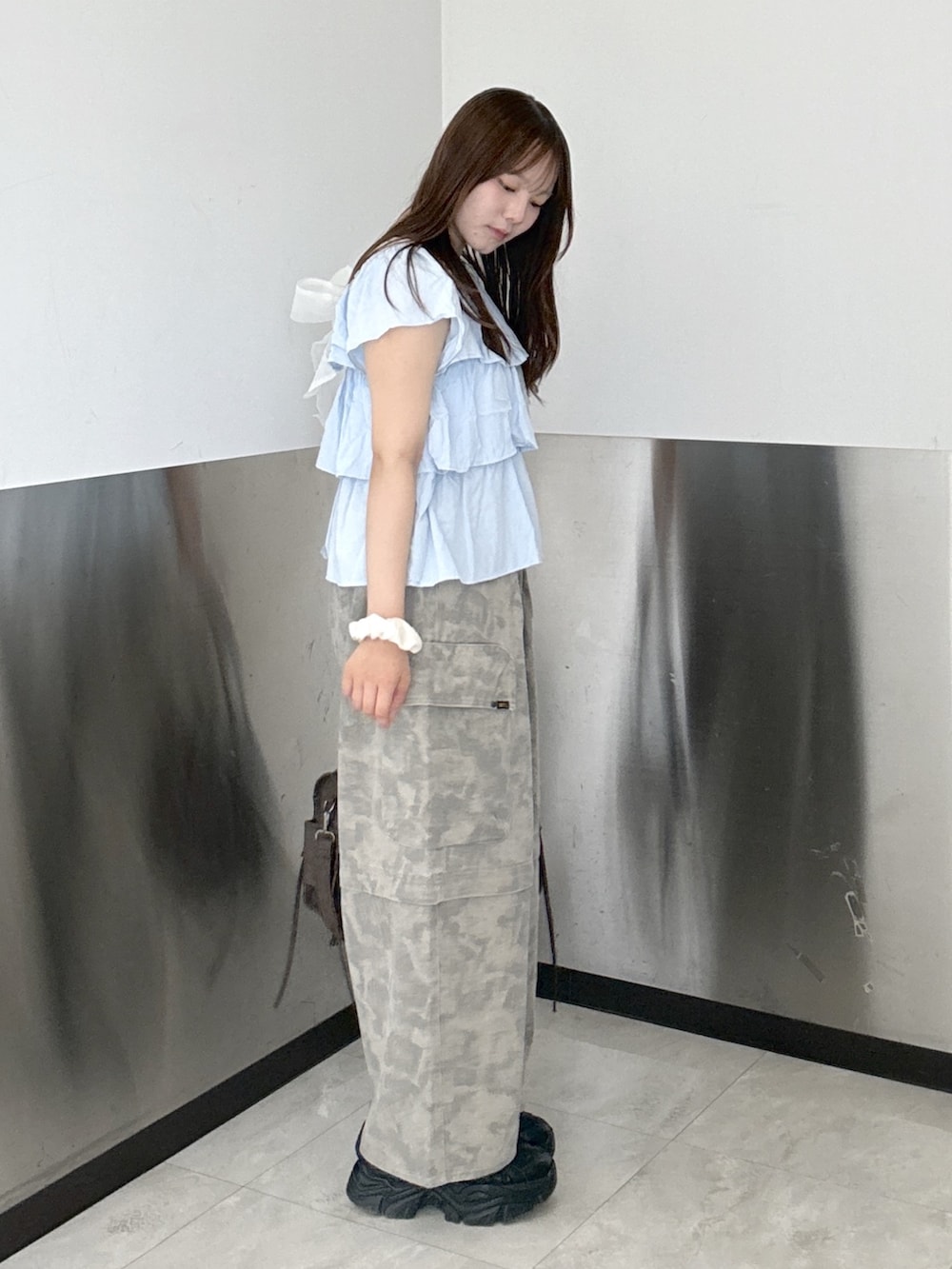 ブルー系のシャツ/ブラウス、グリーン系のその他パンツ、ブラウン系のボストンバッグを着用したレディースの夏コーディネートの4枚目の写真