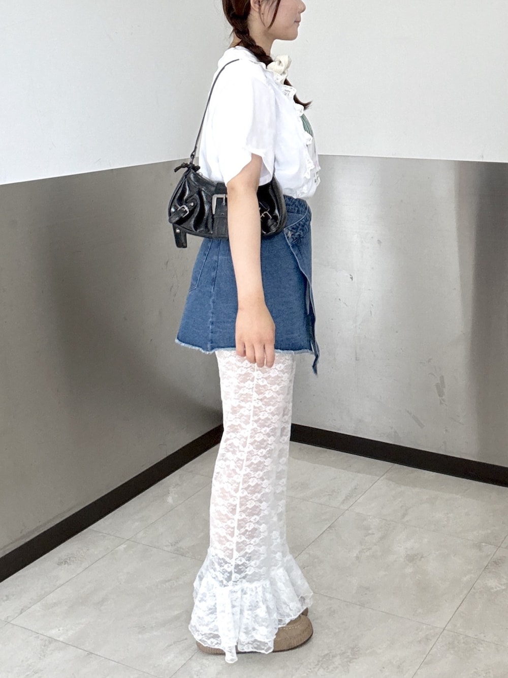 ホワイト系のTシャツ/カットソー、ブラック系のトートバッグを着用したレディースの夏コーディネートの4枚目の写真