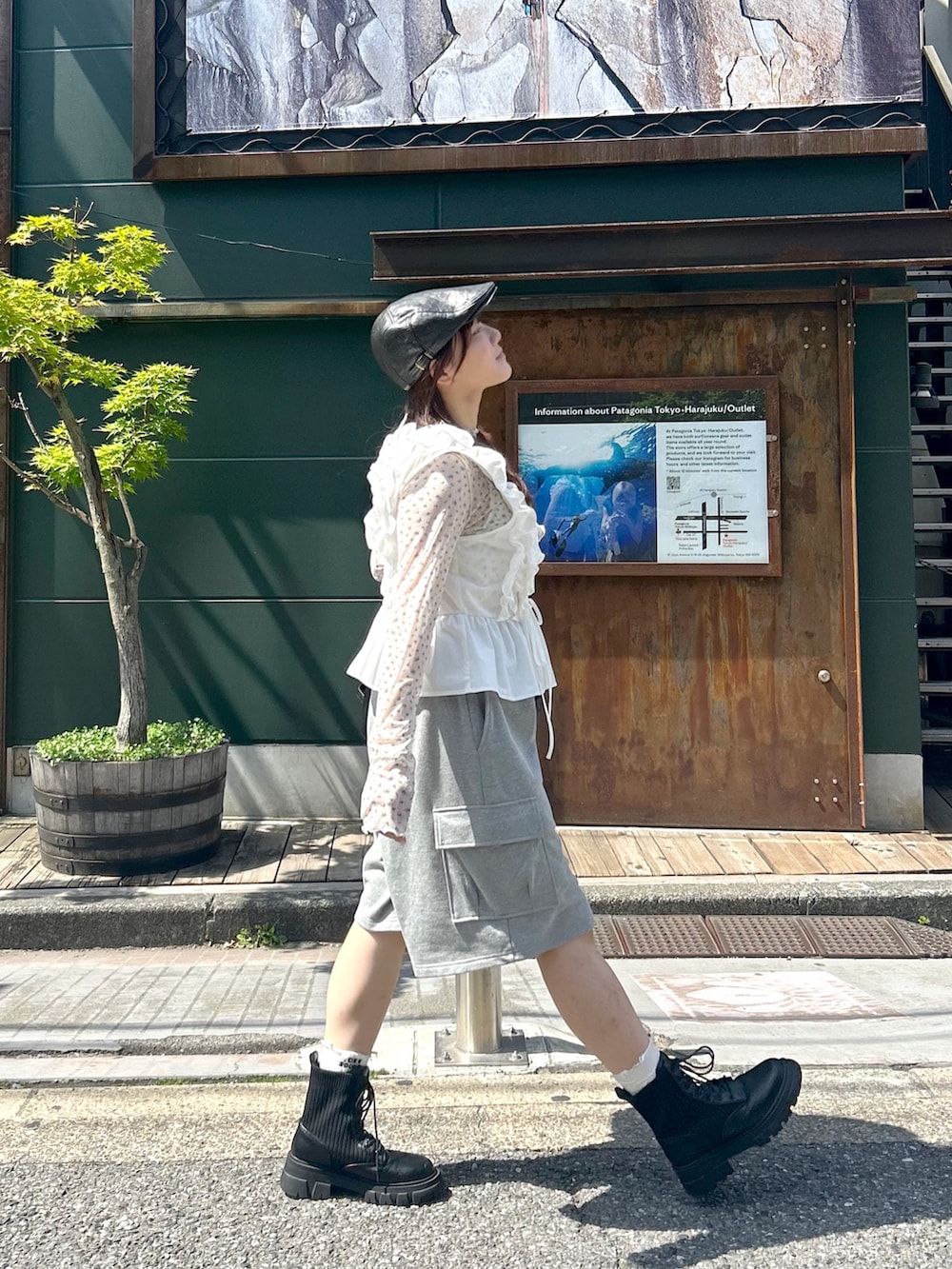 ホワイト系のシャツ/ブラウス、グレー系のその他パンツ、ブラック系のその他シューズを着用したレディースの春コーディネートの3枚目の写真