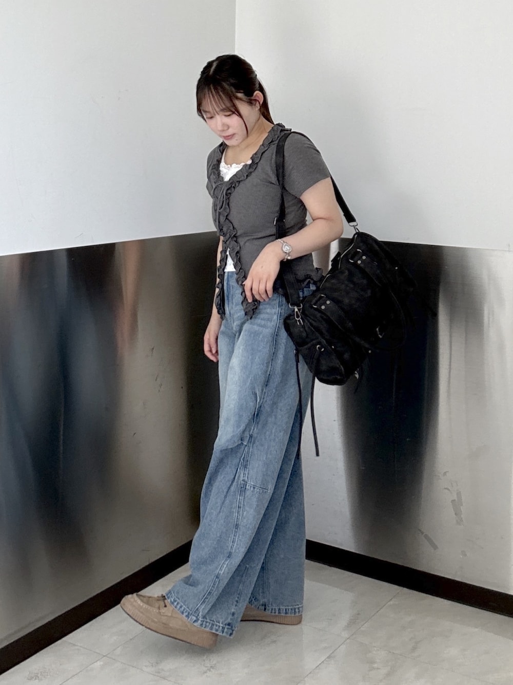 ブルー系のデニムパンツ、グレー系のTシャツ/カットソー、ブラック系のボストンバッグを着用したレディースの夏コーディネートの3枚目の写真
