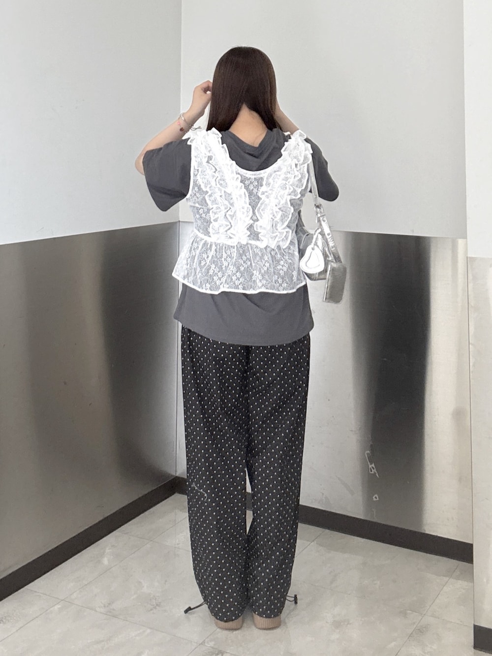 ホワイト系のシャツ/ブラウス、ブラック系のTシャツ/カットソー、ホワイト系のその他パンツを着用したレディースの夏コーディネートの4枚目の写真