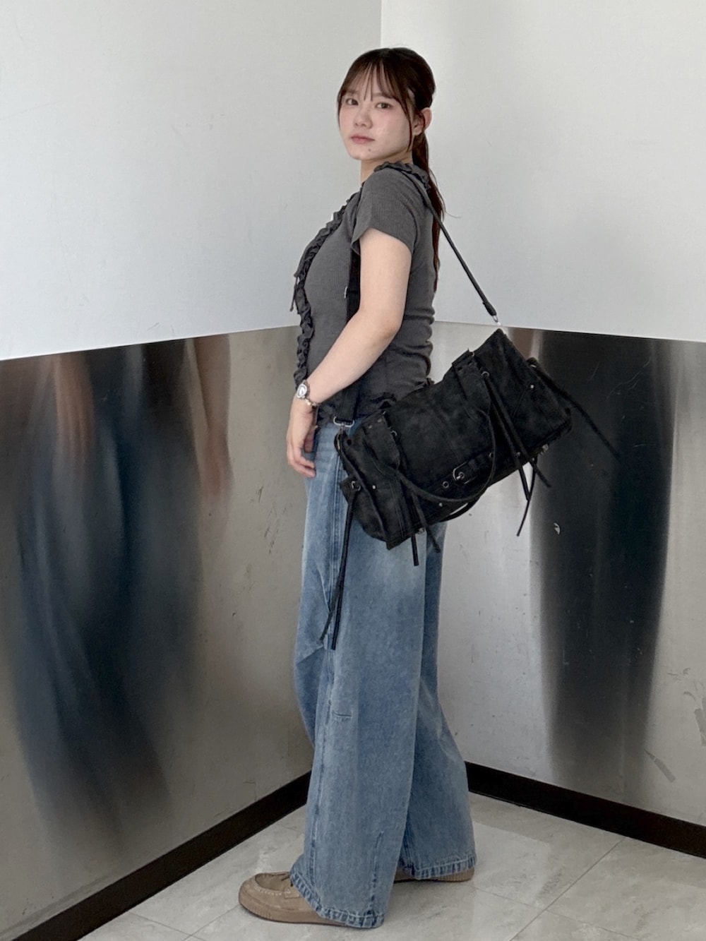 ブルー系のデニムパンツ、グレー系のTシャツ/カットソー、ブラック系のボストンバッグを着用したレディースの夏コーディネートの5枚目の写真