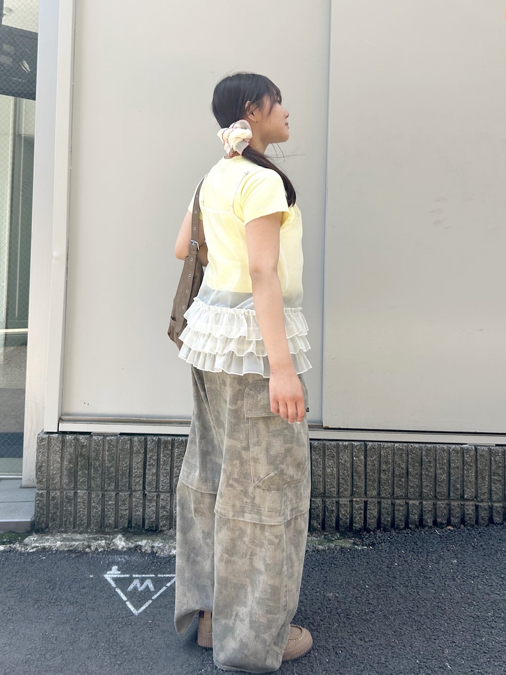 グリーン系のその他パンツ、ブラウン系のトートバッグを着用したレディースの春コーディネートの2枚目の写真