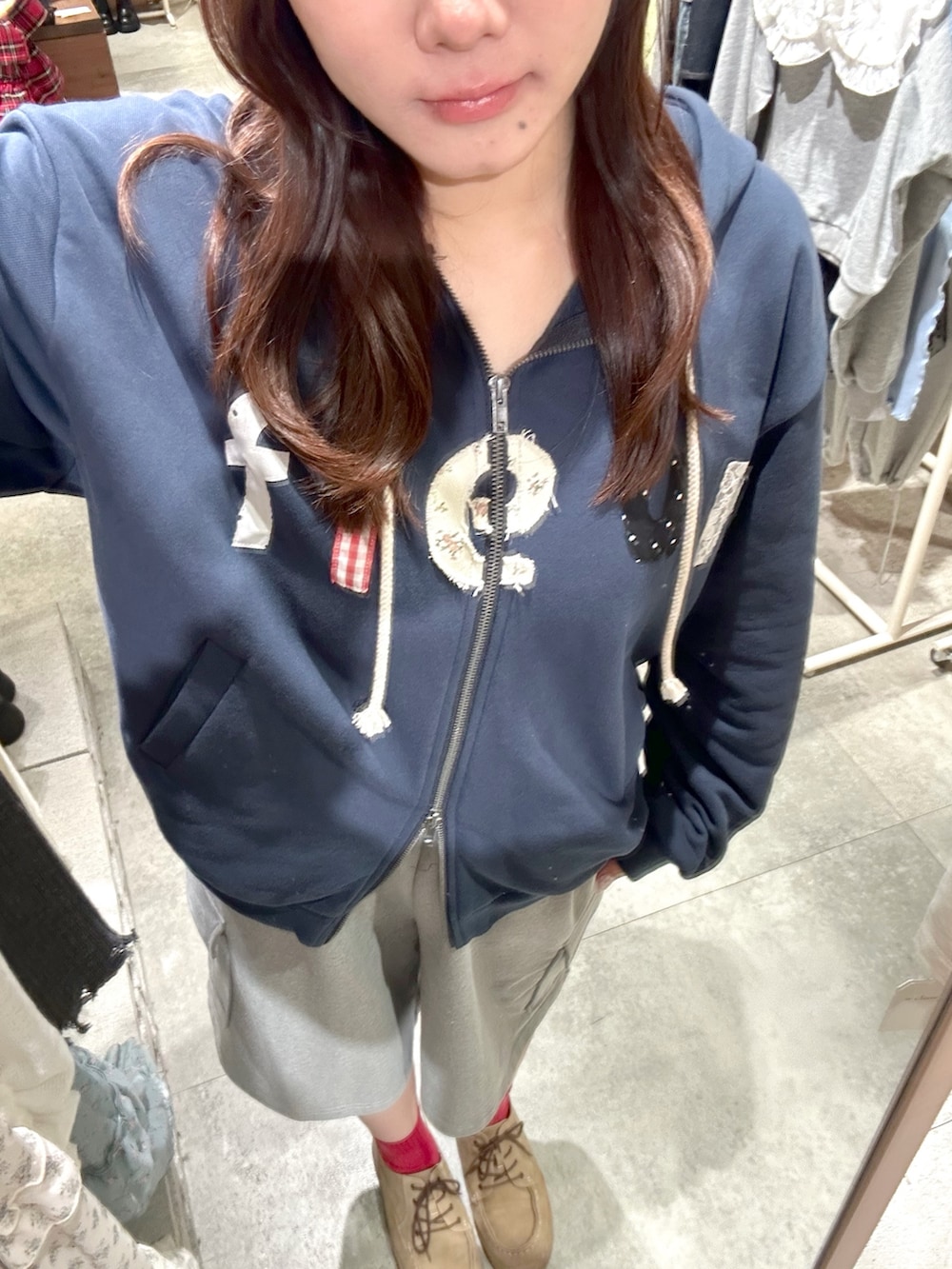 ブルー系のパーカー、グレー系のその他パンツを着用したレディースの春コーディネートの3枚目の写真