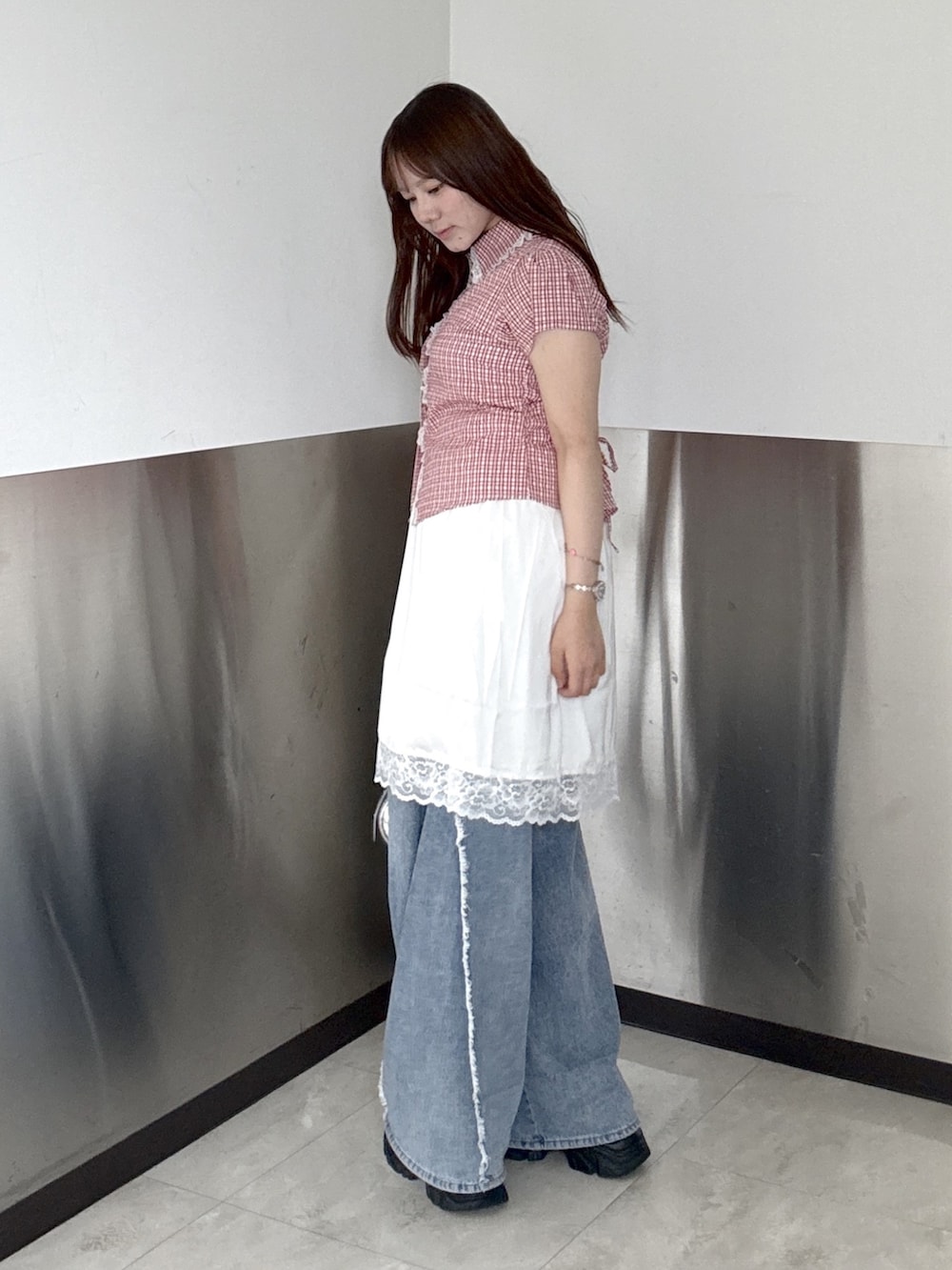 レッド系のシャツ/ブラウス、ホワイト系のスカート、ブルー系のデニムパンツを着用したレディースの夏コーディネートの3枚目の写真