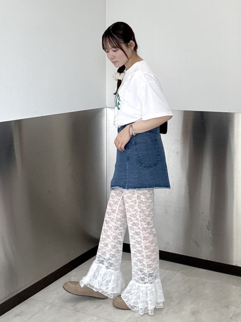 ホワイト系のTシャツ/カットソー、ブラック系のトートバッグを着用したレディースの夏コーディネートの2枚目の写真