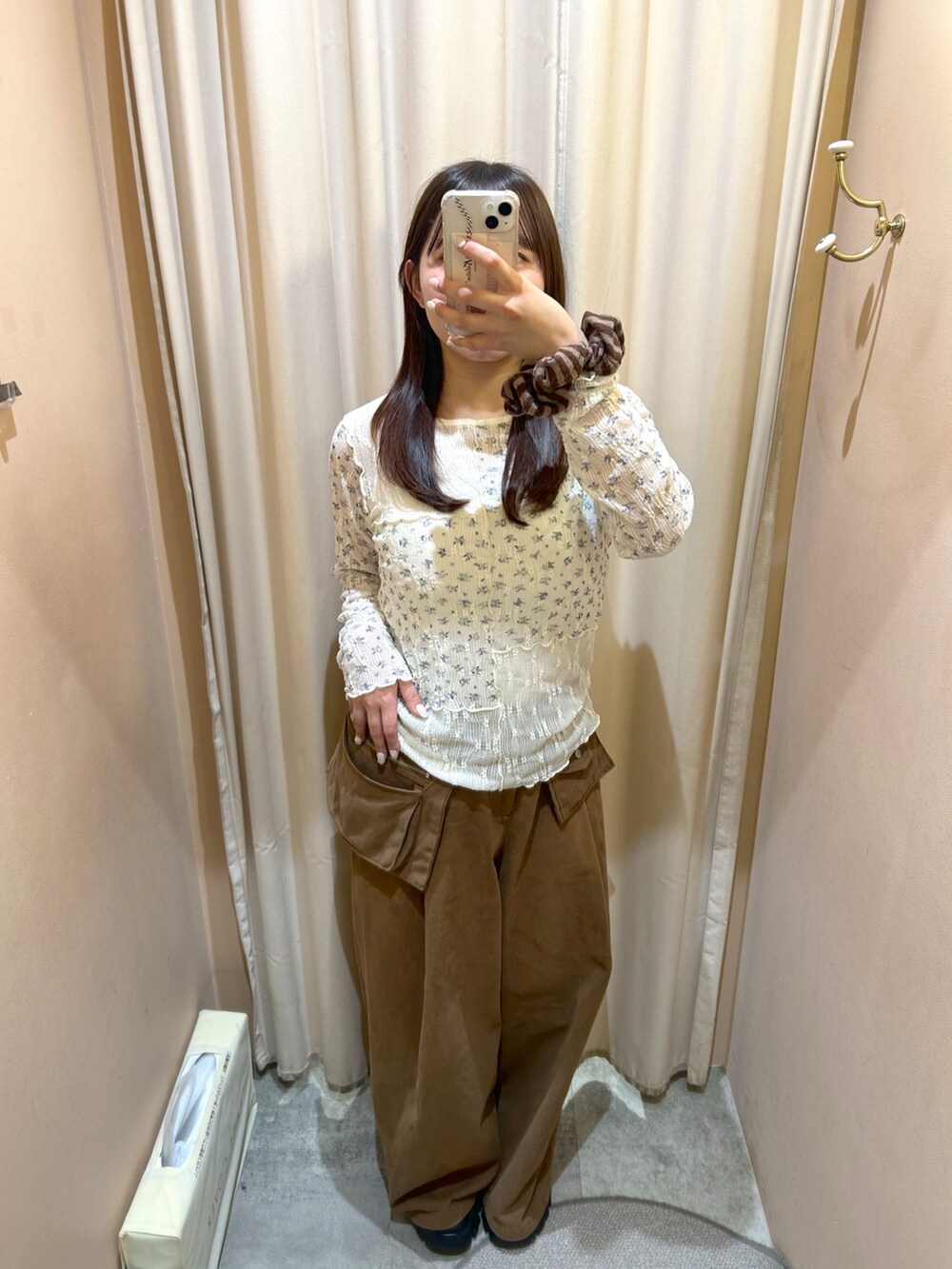 ホワイト系のTシャツ/カットソー、ブラウン系のその他パンツを着用したレディースの春コーディネートの3枚目の写真