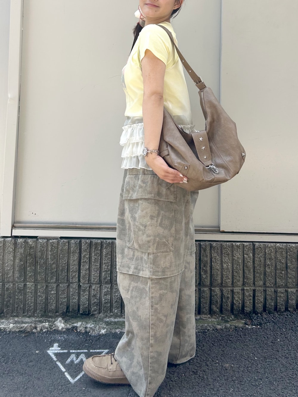 グリーン系のその他パンツ、ブラウン系のトートバッグを着用したレディースの春コーディネートの4枚目の写真