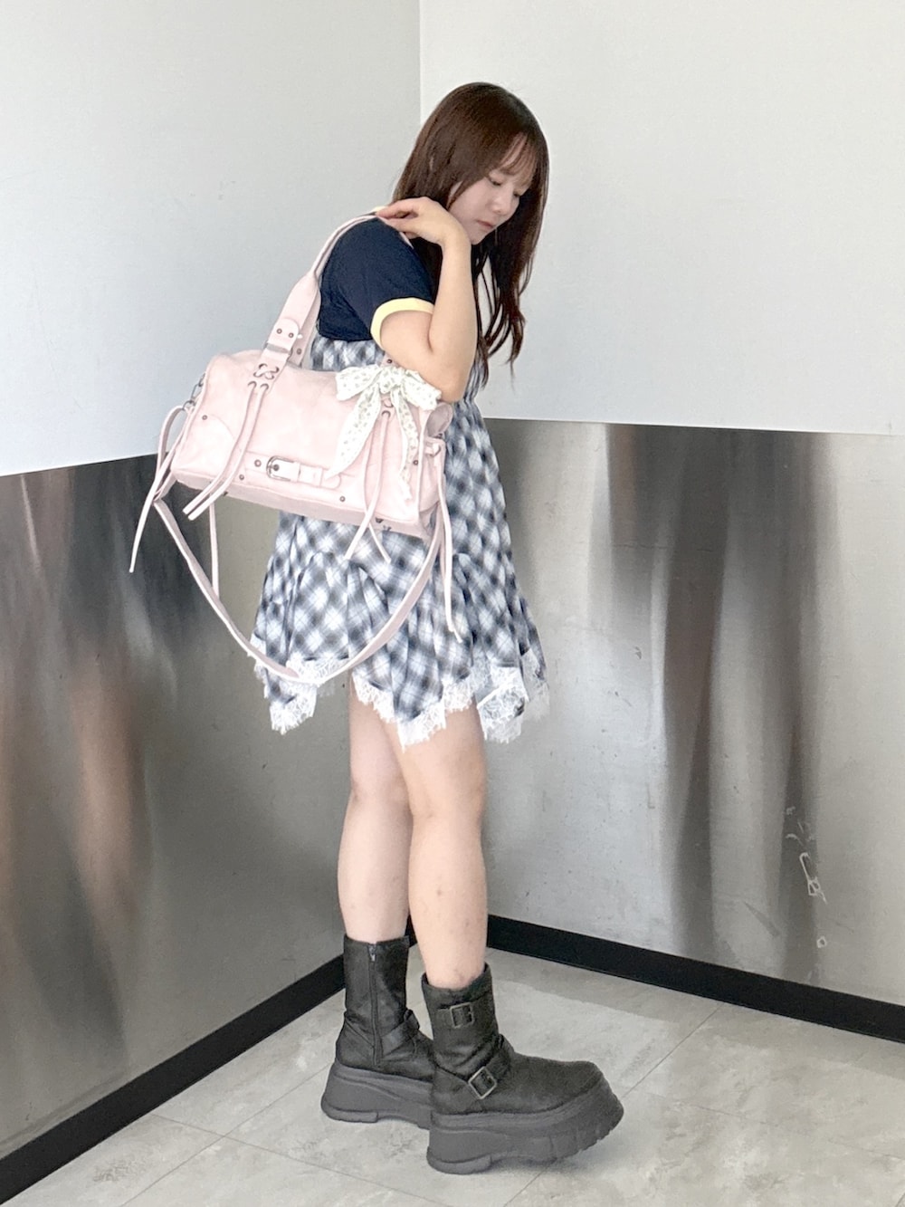 ブルー系のTシャツ/カットソー、ピンク系のボストンバッグ、ブラック系のシャツ/ブラウスを着用したレディースの夏コーディネートの4枚目の写真