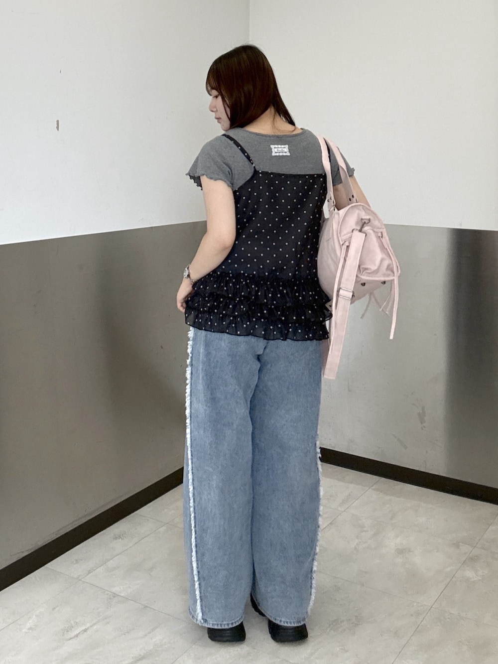 ブルー系のデニムパンツ、グレー系のTシャツ/カットソー、ブラック系のチュニックを着用したレディースの夏コーディネートの3枚目の写真