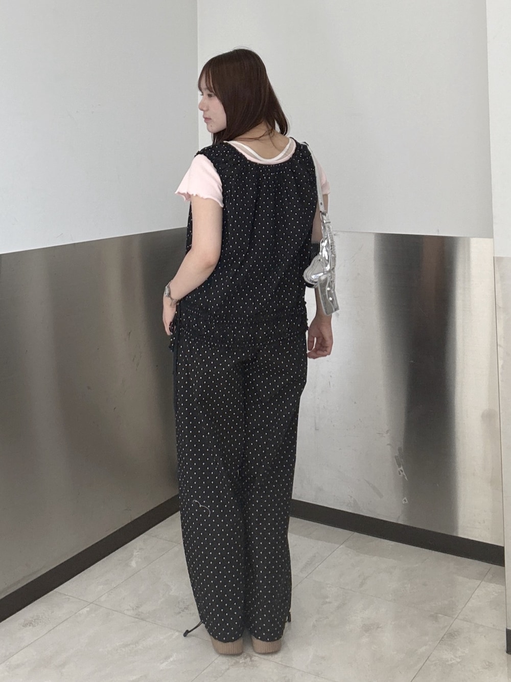 ピンク系のTシャツ/カットソー、ブラック系のシャツ/ブラウス、ブラック系のその他パンツを着用したレディースの夏コーディネートの3枚目の写真