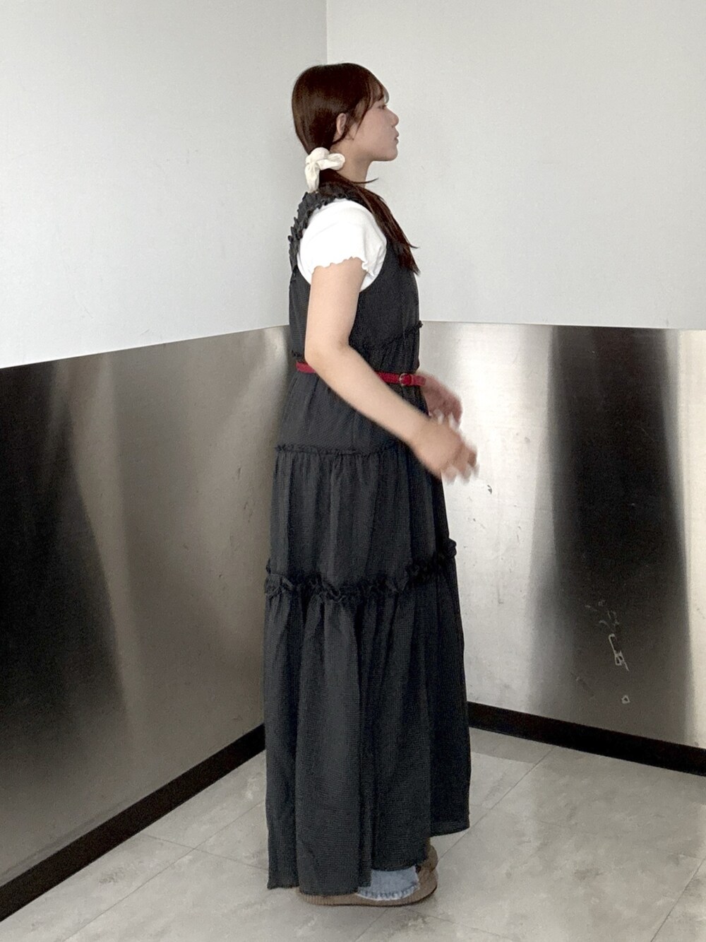 グレー系のワンピース、ホワイト系のTシャツ/カットソー、レッド系のベルトを着用したレディースの夏コーディネートの3枚目の写真