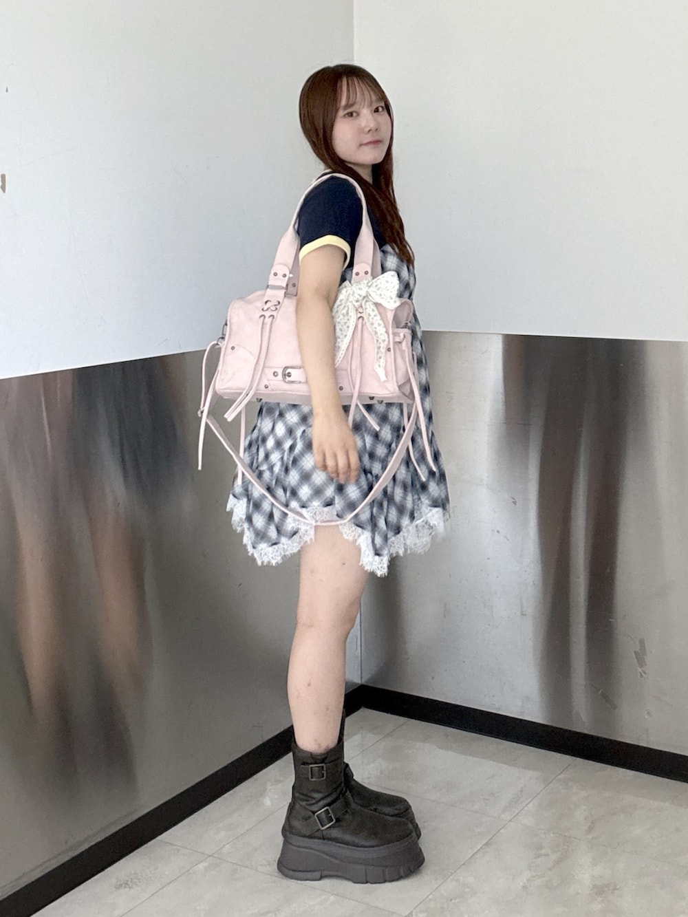 ブルー系のTシャツ/カットソー、ピンク系のボストンバッグ、ブラック系のシャツ/ブラウスを着用したレディースの夏コーディネートの3枚目の写真
