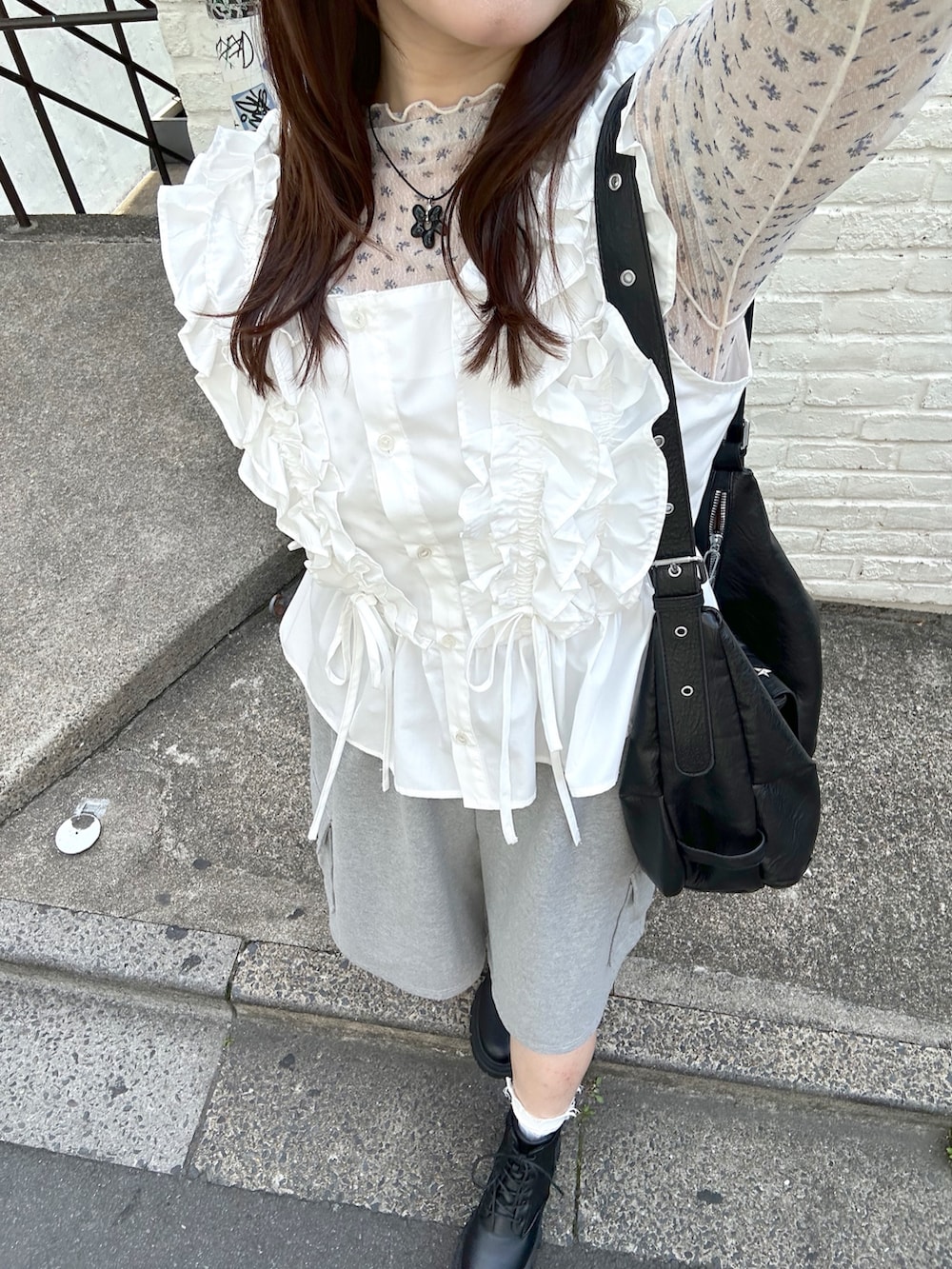 グレー系のその他パンツ、ホワイト系のシャツ/ブラウス、ブラック系のその他シューズを着用したレディースの春コーディネートの6枚目の写真