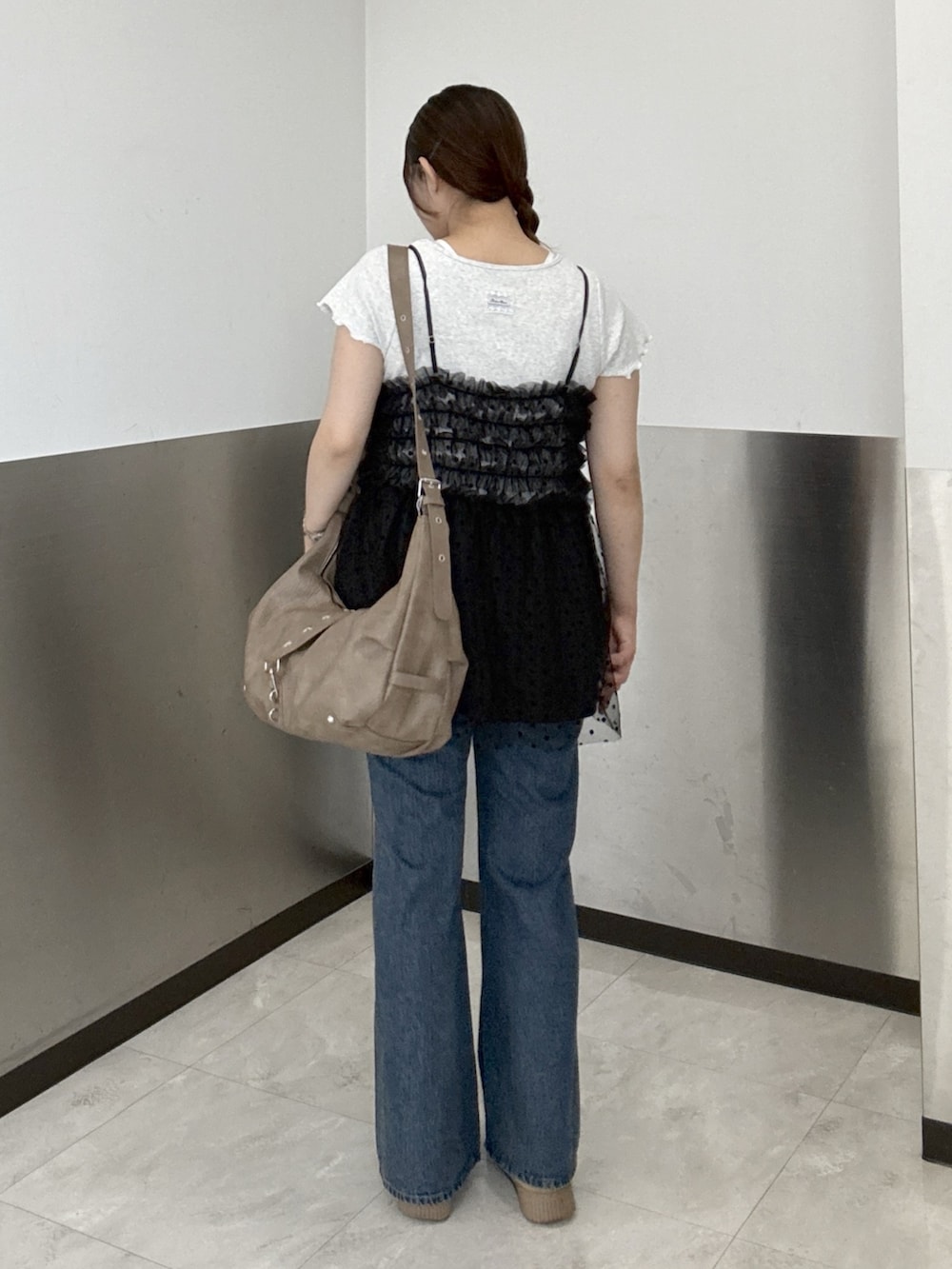 ブルー系のデニムパンツ、ホワイト系のTシャツ/カットソー、ブラウン系のトートバッグを着用したレディースの夏コーディネートの3枚目の写真