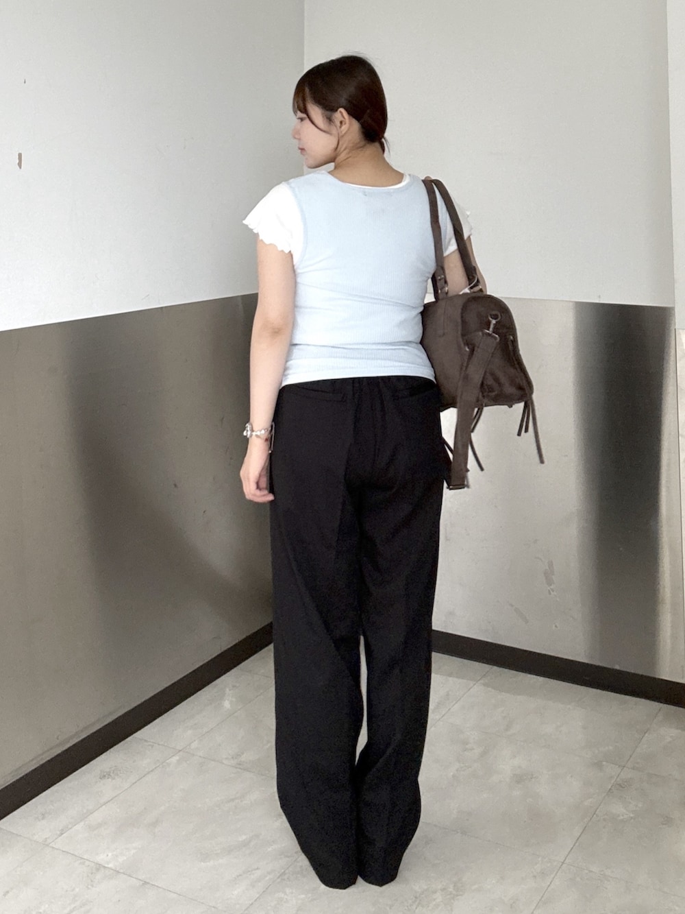 ブラウン系のボストンバッグ、ホワイト系のTシャツ/カットソー、ブルー系のTシャツ/カットソーを着用したレディースの夏コーディネートの3枚目の写真